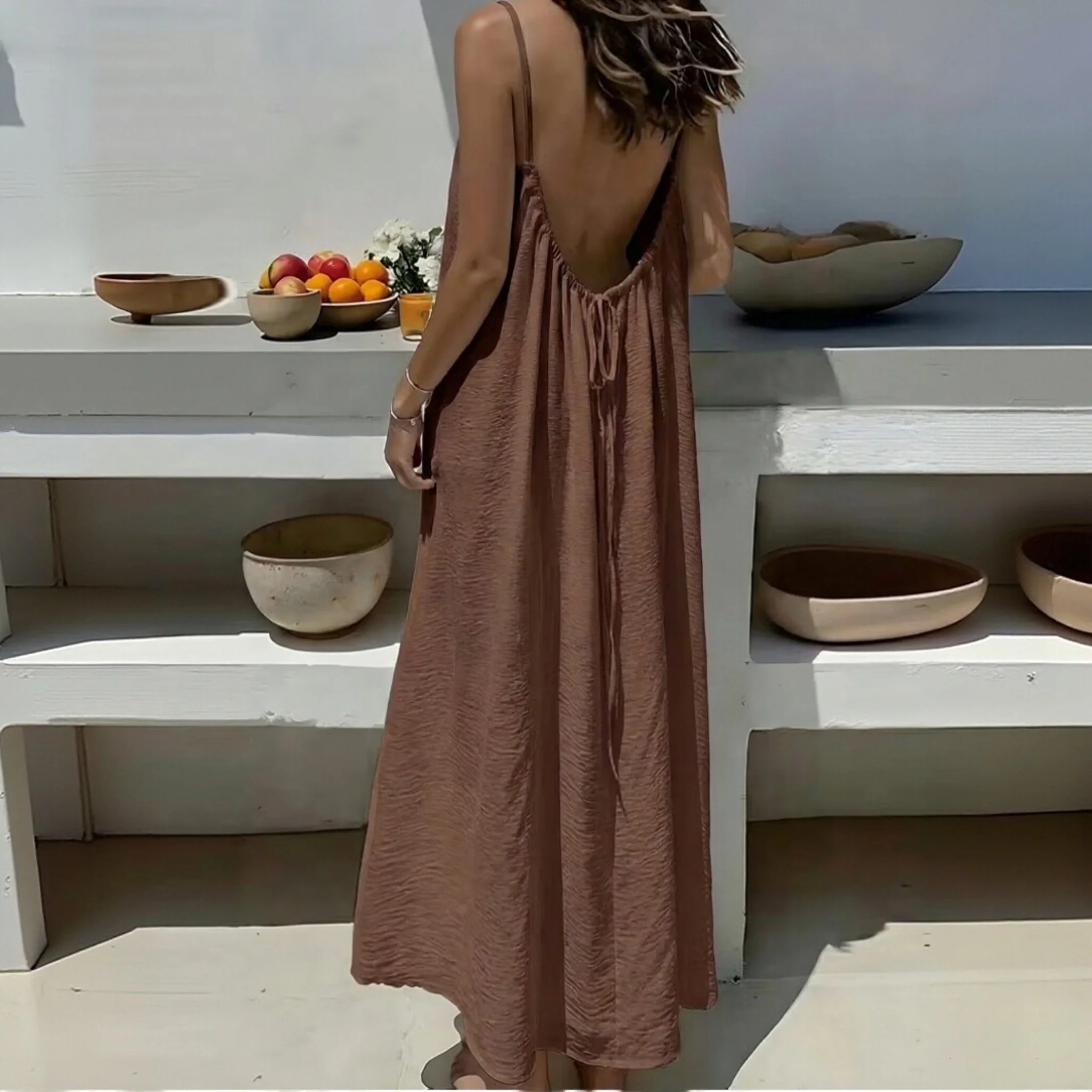 

Новое стильное длинное платье-туника с тонкими бретелями и открытой спиной для женщин.