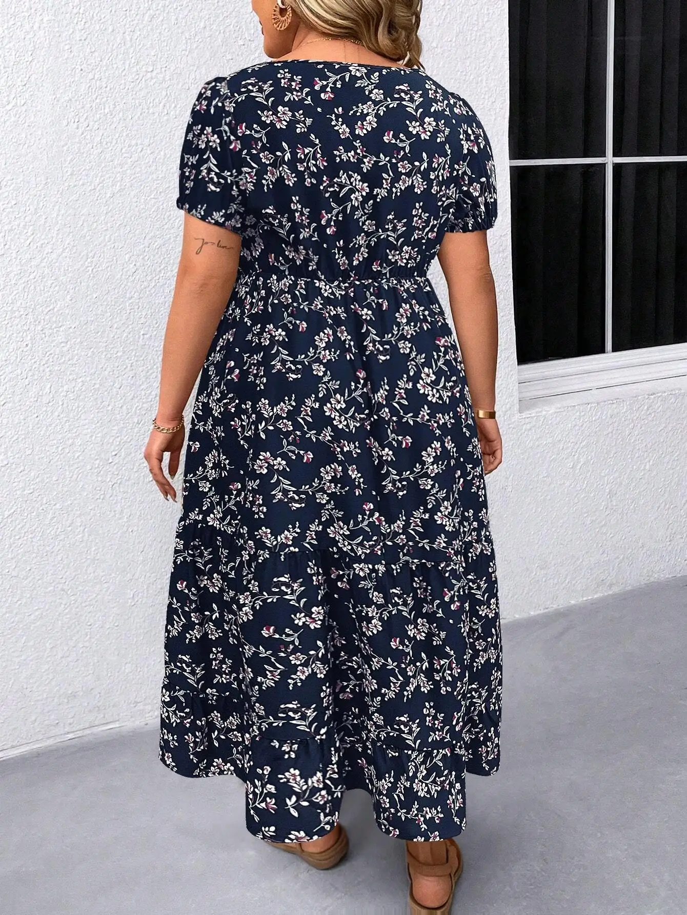 

Летнее платье миди больших размеров с квадратным вырезом, короткими рукавами, цветочным принтом и оборками по низу