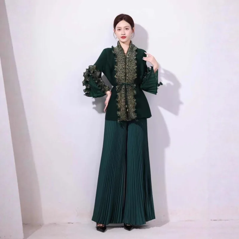 ชุดกางเกงพลีท Miyake รุ่นปี 2025 ไซส์พลัส ชุดสูทแฟชั่นใหม่ล่าสุด ตกแต่งขอบเสื้อสีทองแบบไม้  ทรงหลวม กางเกงขายาวทรงกว้าง ชุดเซ็ต 2 ชิ้น