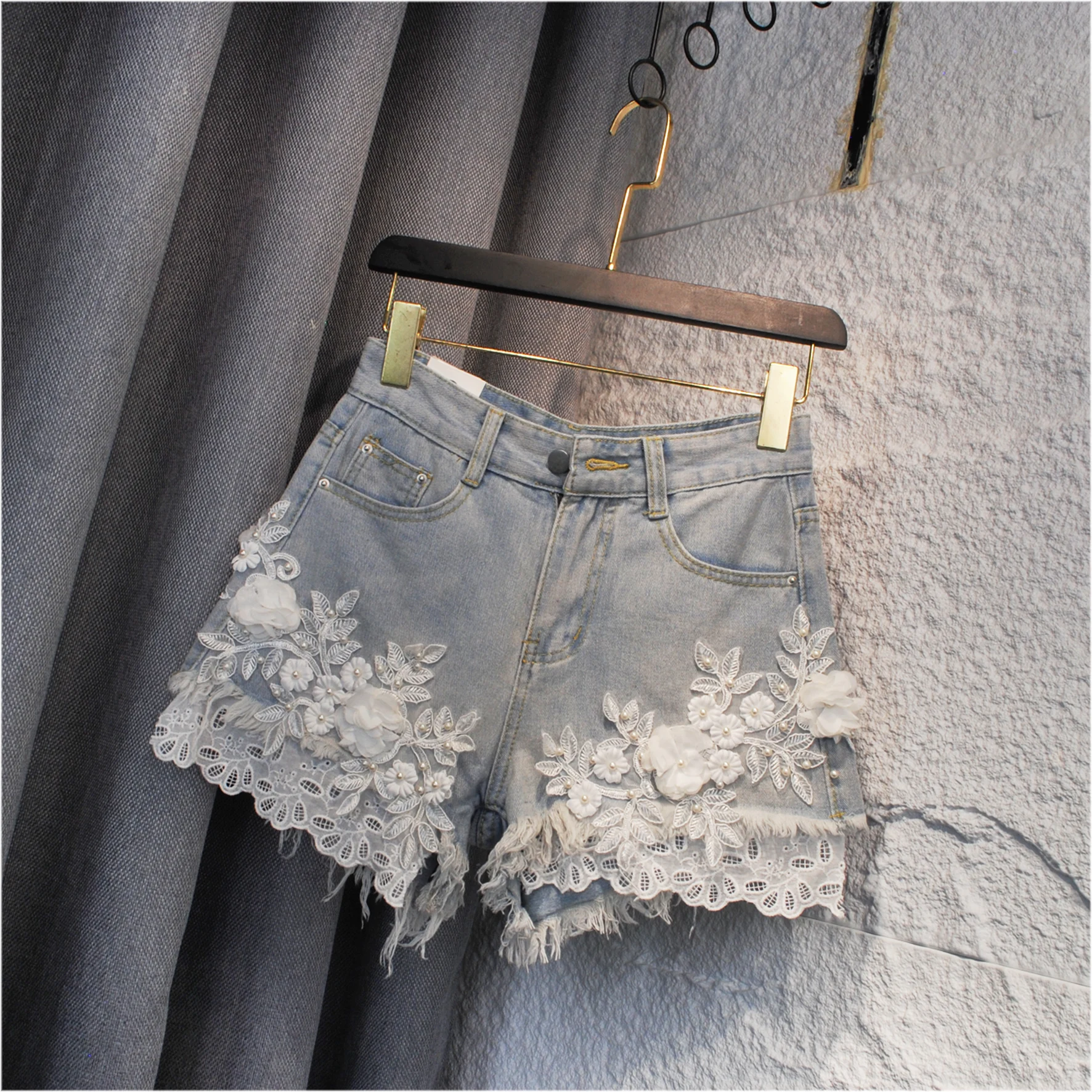 

2025 New White Lace Flowers Jorts Y2K Women Fashion Cowboy Shorts Embroidered Denim Shorts Women Summer Beading Lace Shorts Jean