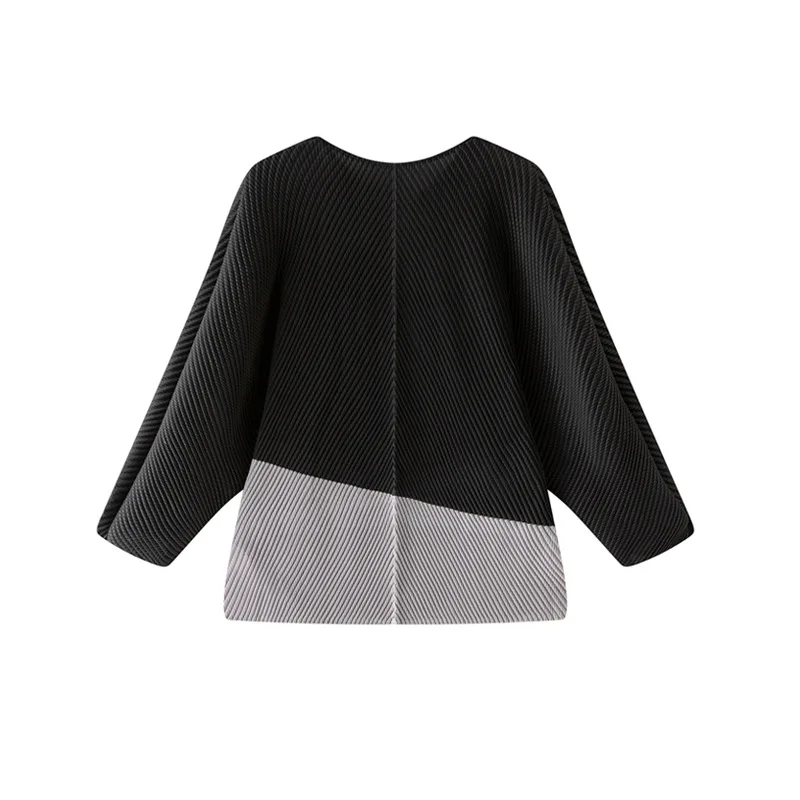 تي شيرت Miyake الجديد المطوي لعام 2025 للنساء في الخريف والشتاء، تي شيرت داخلي متخصص ومتعدد الاستخدامات ورقبة على شكل حرف V وأكمام طويلة للنساء