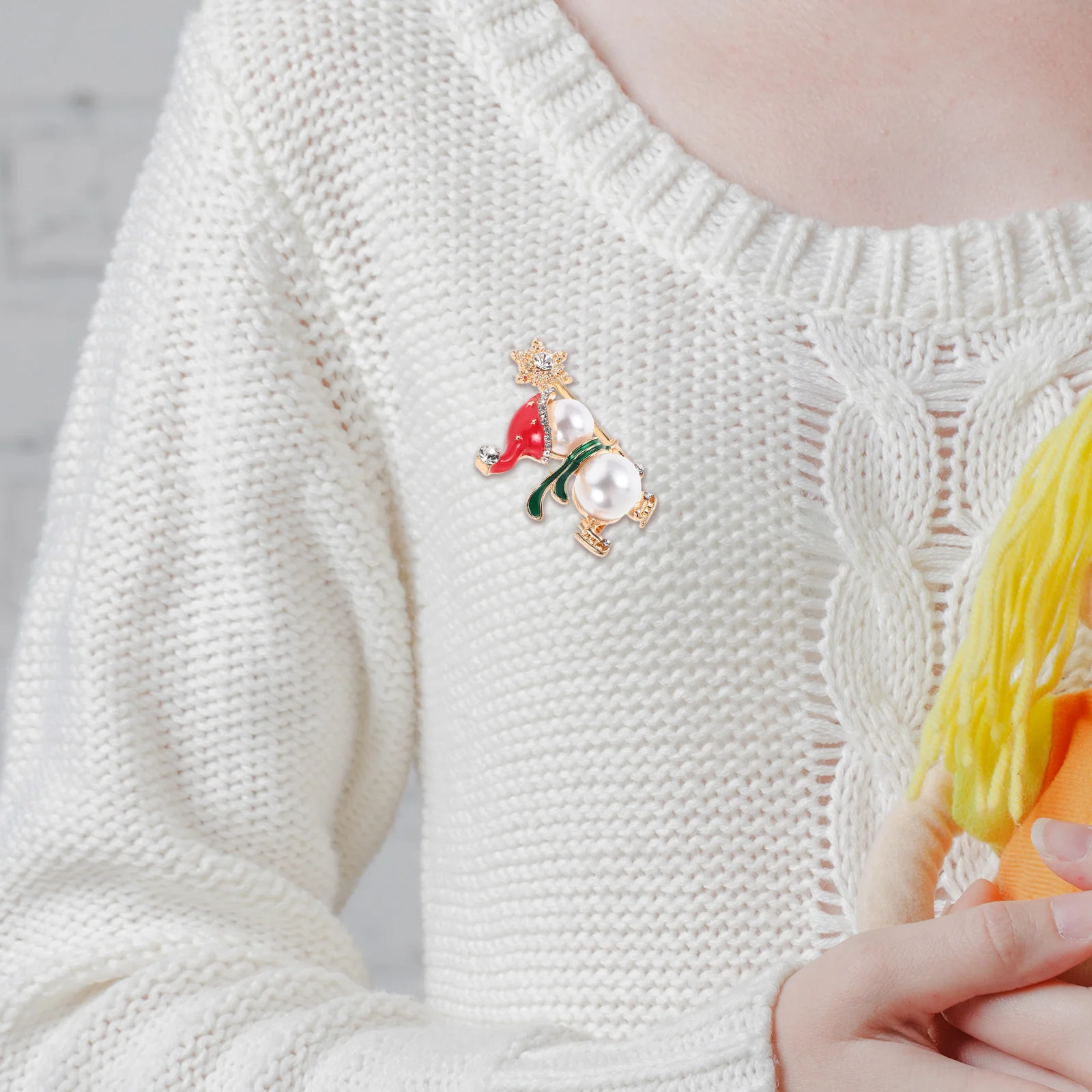 

Christmas Snowman Brooch Pin Festive Enamel Design Rhinestones Pearls Holiday Party Jewelry Women Sweater Coat Accessory Vintage