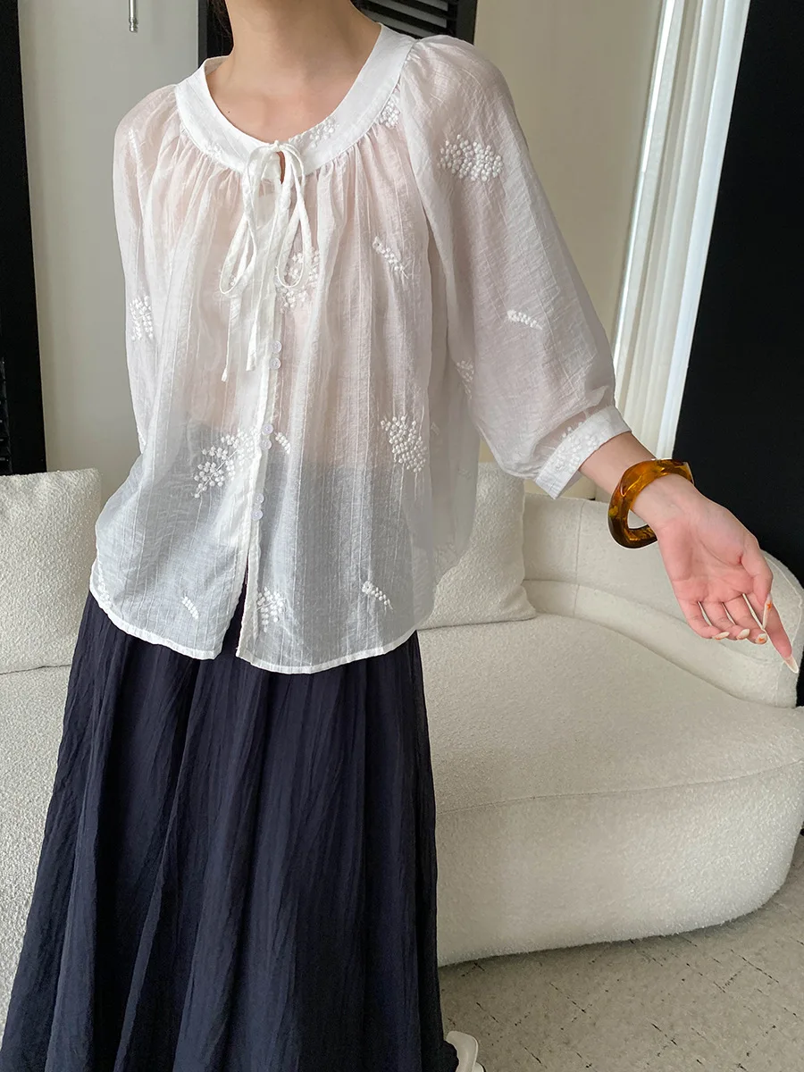 Sommerliches Damen-Shirt in unifarbenem Design mit aufwendiger Stickerei, Rundhalsausschnitt, Schnürung, lockerer Passform und leicht transparentem Stoff. – Detail 26