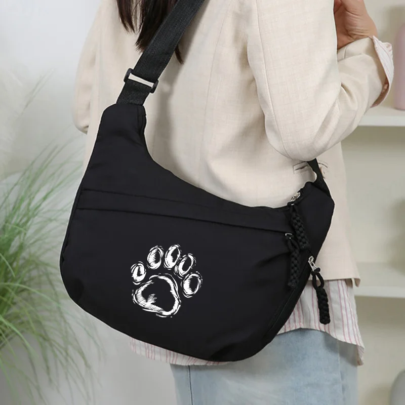Schwarze Umhängetasche mit weißem Pfotenmuster, große, mehrschichtige Schultertasche mit Kordel-Dekor, Damenhandtasche mit Reißverschluss für den täglichen Gebrauch. – Detail 1