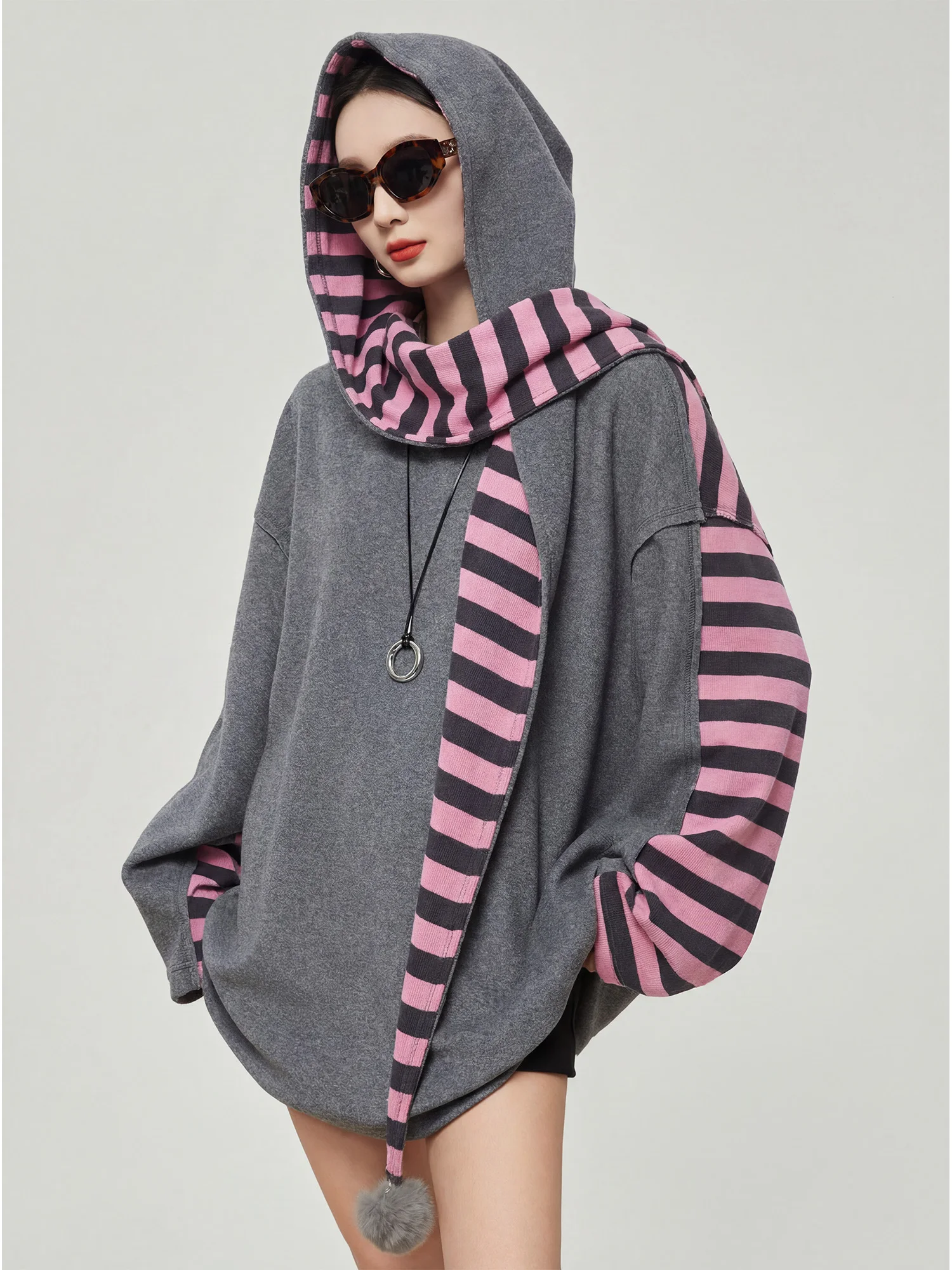 

Женский комплект из двух предметов: утепленный свитшот с круглым вырезом и цветными полосами, свободный топ и брюки, весна 2026