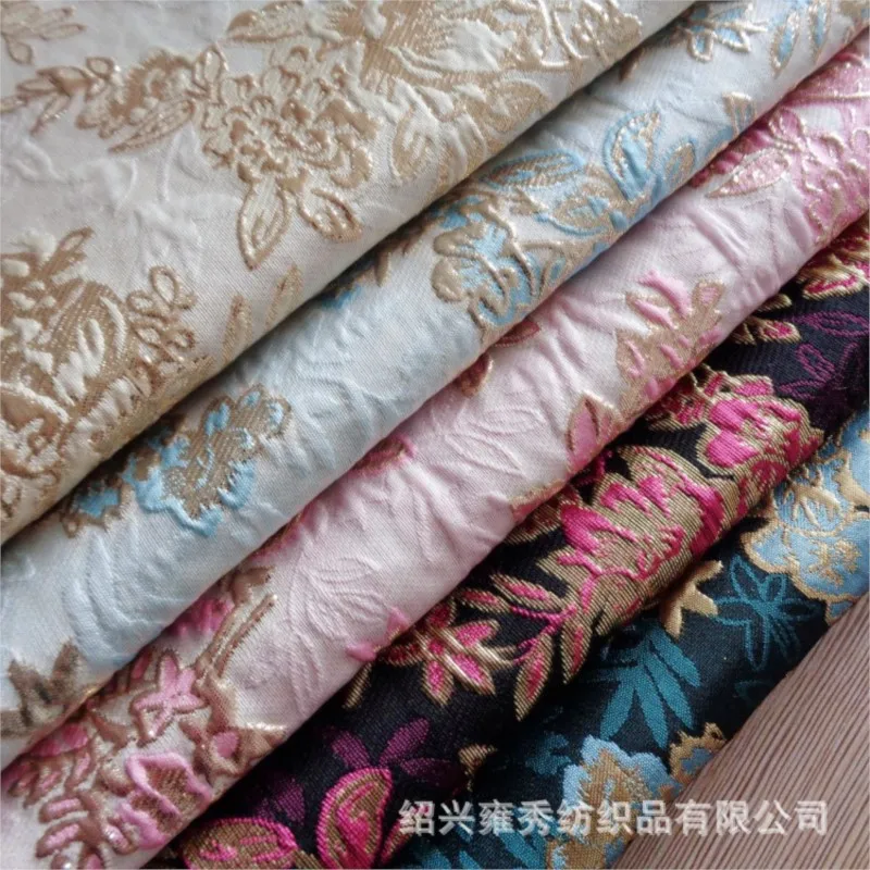 

The fabric of woven gold jacquard garment features embossed metal wire and polyester-polyester bicolor