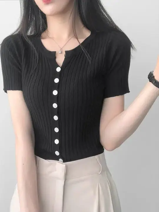 تي شيرت نسائي صيفي بأكمام قصيرة منسوجة بشكل رقيق بألوان حلوى أنيقة كورية، تصميم فضفاض ومريح، ياقة نصف مفتوحة مع أزرار.