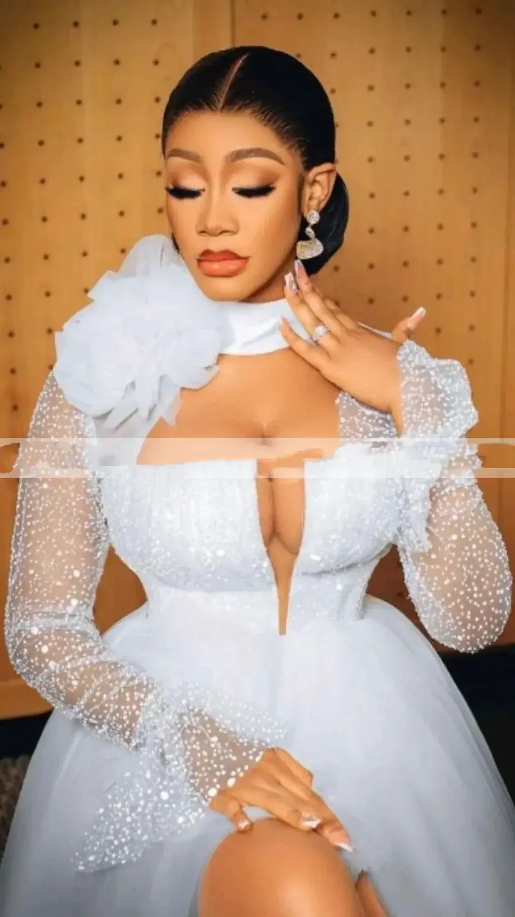 ชุดเจ้าสาวแบบสั่งตัด คอสูง แขนยาว ผ่าข้าง ชายกระโปรงยาวแบบลากพื้น ผ้าทูลล์เว้าข้าง ชุดแต่งงานสไตล์แอฟริกัน ชุดเจ้าสาวสำหรับงานเลี้ยงฉลองก่อนแต่งงาน