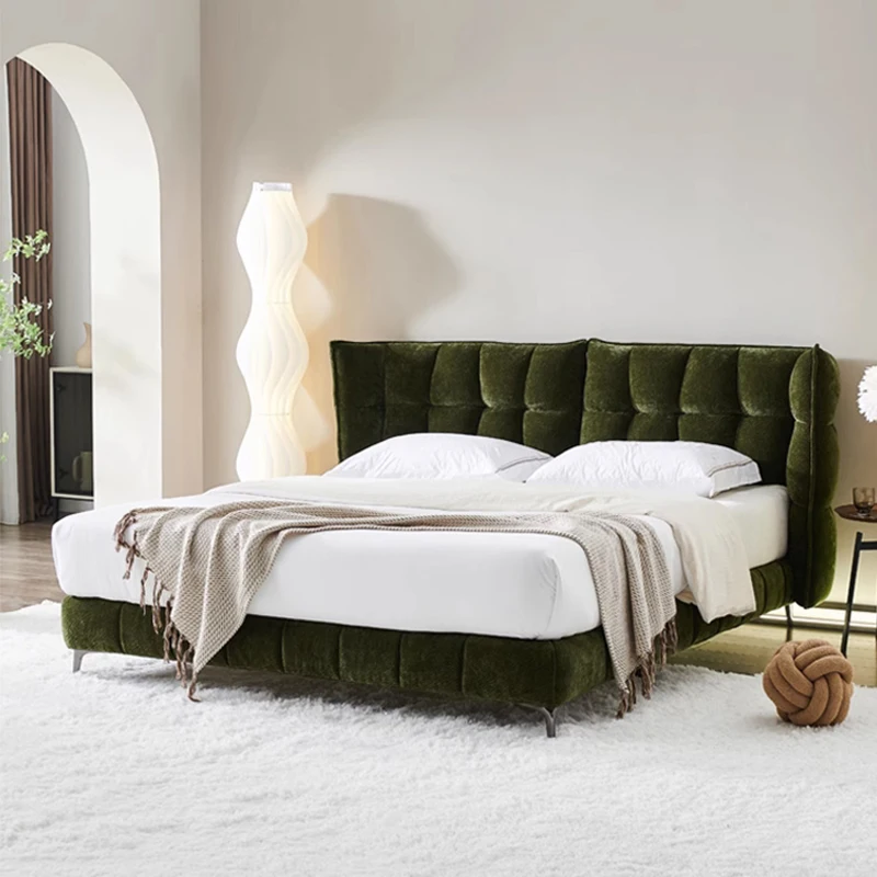 

Итальянская минималистичная современная минималистичная мышечная кровать из синельной бархатной ткани, кровать для главной спальни 1,8 двухместная свадьба из цельного дерева