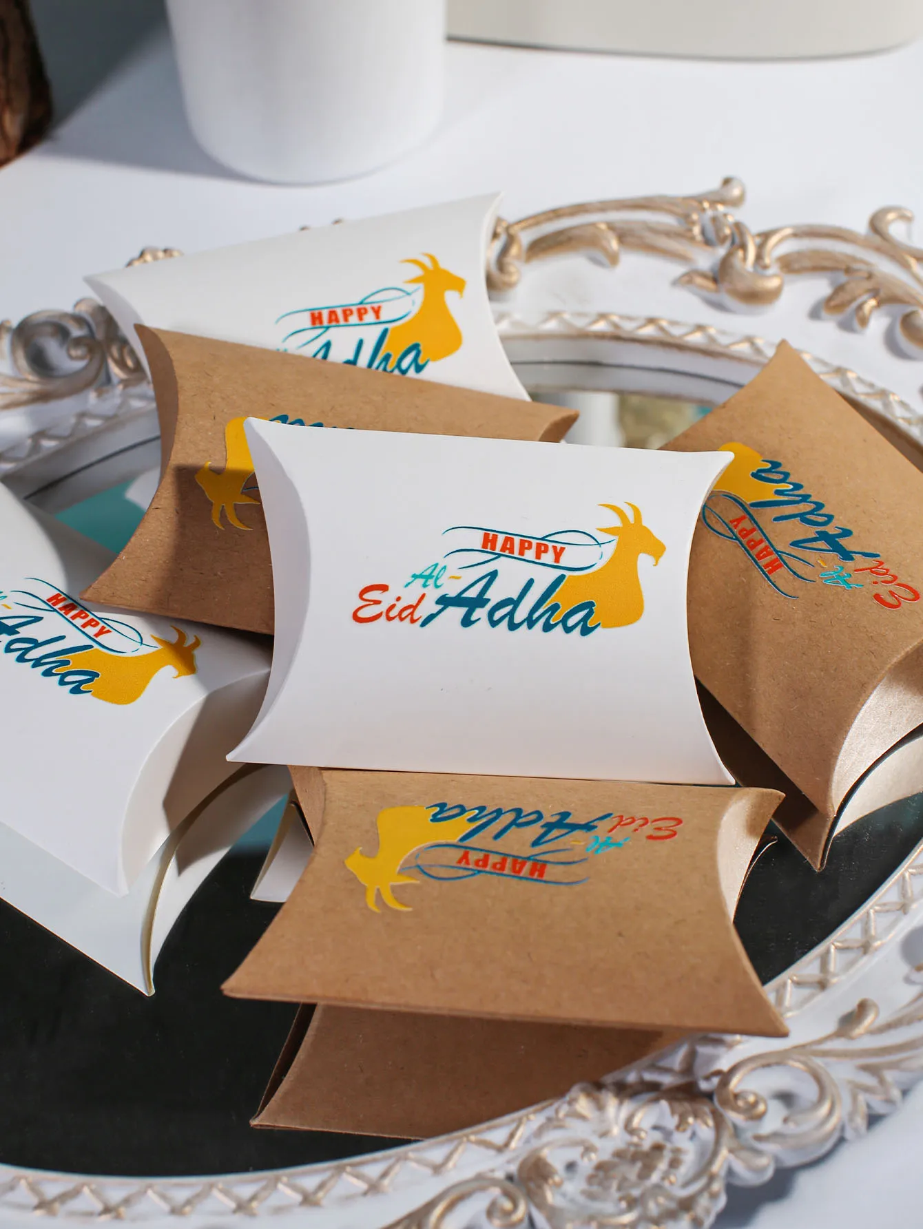 10 Stück Kissenbox für Eid al Adha, weißbraune Geschenkbox, gelbes Schafkopfmuster, leuchtende Farben, die Freude mit Eid al Adha hinzufügen