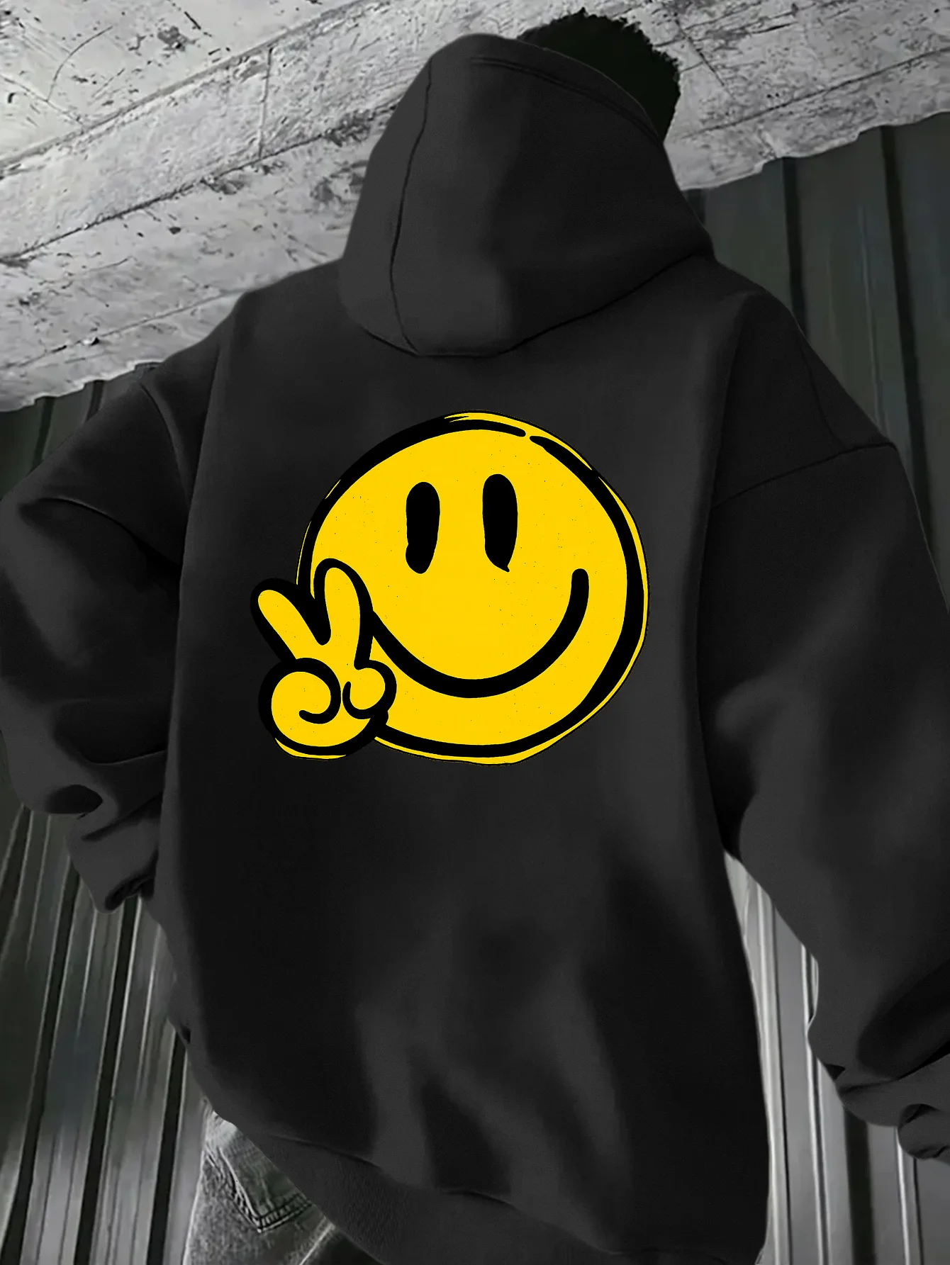 Moletom Masculino Estiloso e Confortável com Capuz e Rosto Sorridente, Perfeito para as Estações de Outono e Inverno