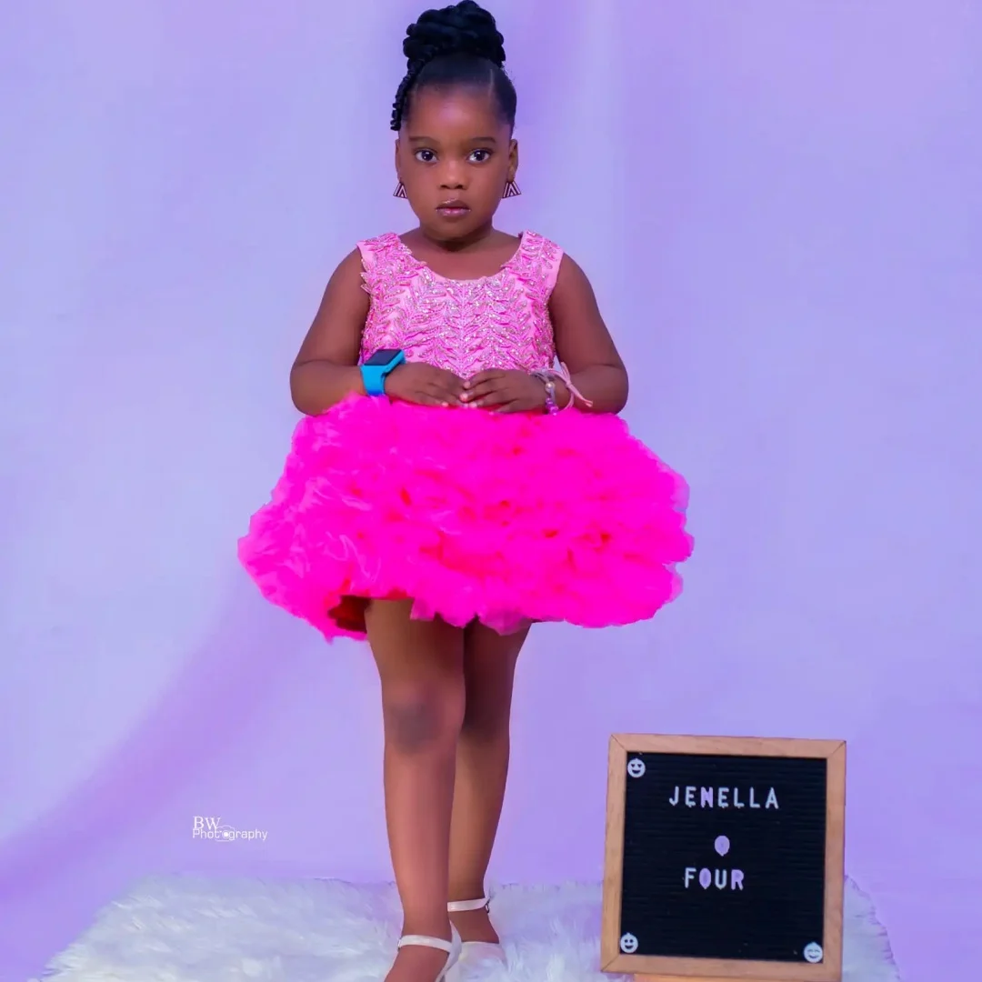 Abiti da ragazza di fiore rosa caldo per matrimonio Lunghezza al ginocchio Bella ragazza Festa di compleanno per bambini Abiti da prima comunione personalizzati