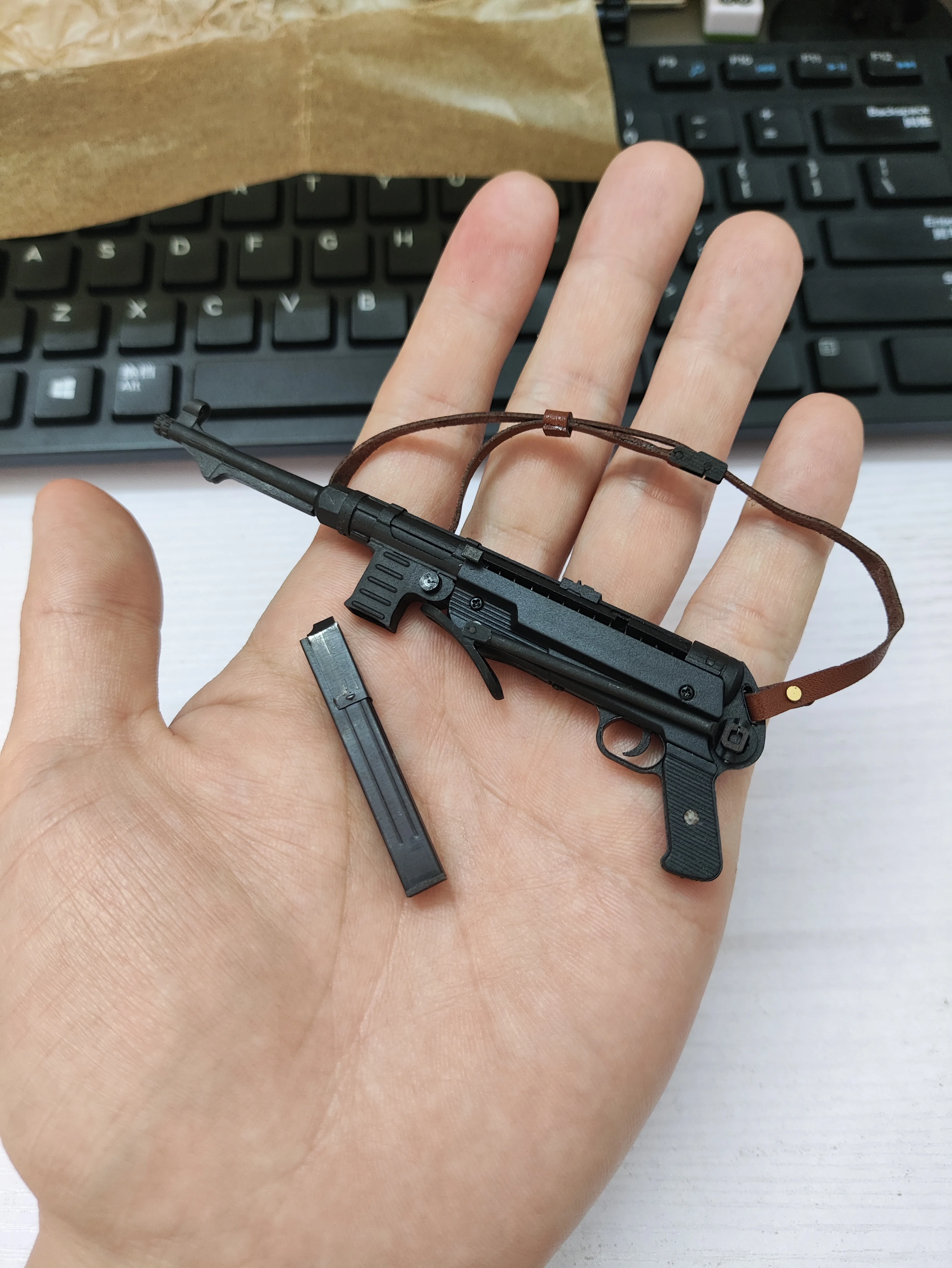 1:6 Bilancia In Metallo MP 40 Mitragliatrice Pistola Giocattolo Fatta A Mano WWII Arma Mini Pistola Giocattolo per Action Figure Collezione di Uomini