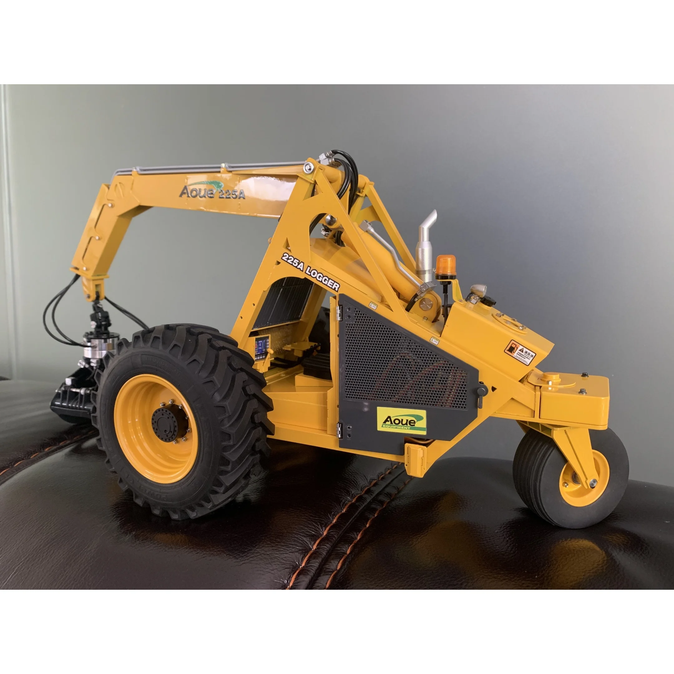 

Pre Order 1/14 LESU AOUE 225A RC Hydraulic Logger Crank Boom 3 Wheel Timber Logging Equipment RC Loader Truck RC Toys Model