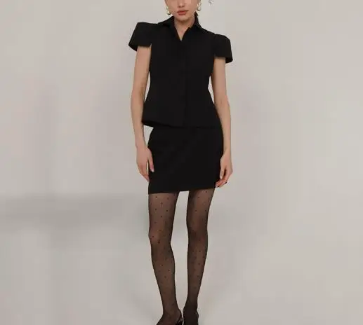 طقم مكون من قطعتين ملابس نسائية لربيع وصيف 2025 جديد بلون سادة وياقة مقلوبة وأكمام قصيرة قميص علوي وتنورة عالية الخصر