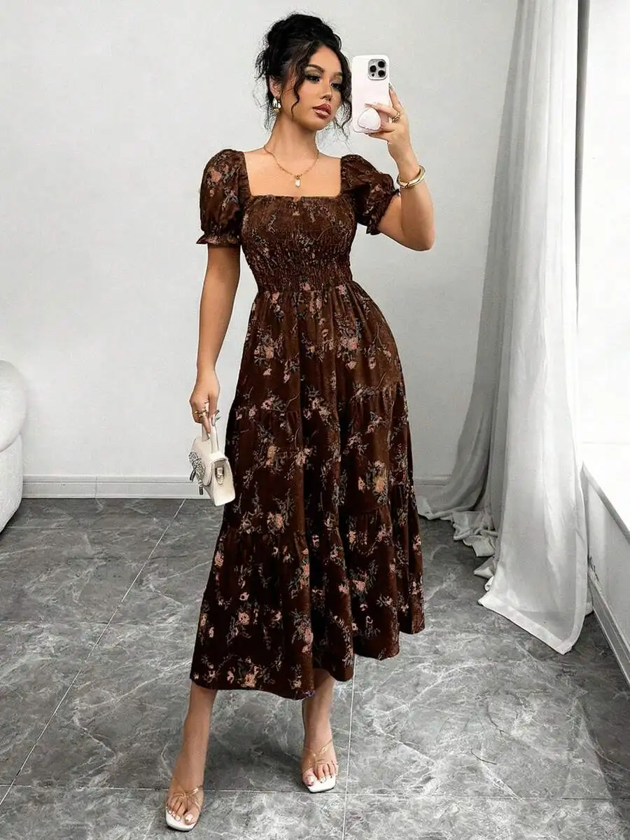 Damen-Maxikleid für Frühling/Sommer mit quadratischem Ausschnitt, plissierten kurzen Ärmeln und Rüschensaum, mit kleinem Blumenmuster, geeignet für Freizeit. – Detail 7