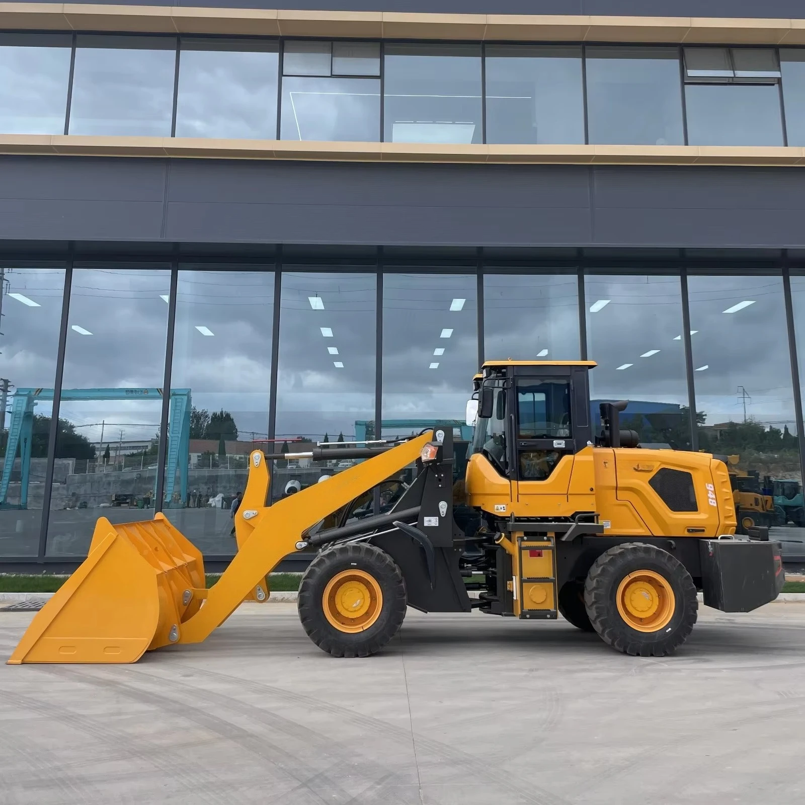 Shock‑resistant Chassis Skid Steer Loader For Unpaved Site Excavating And Backfilling Daily Construction Operations
