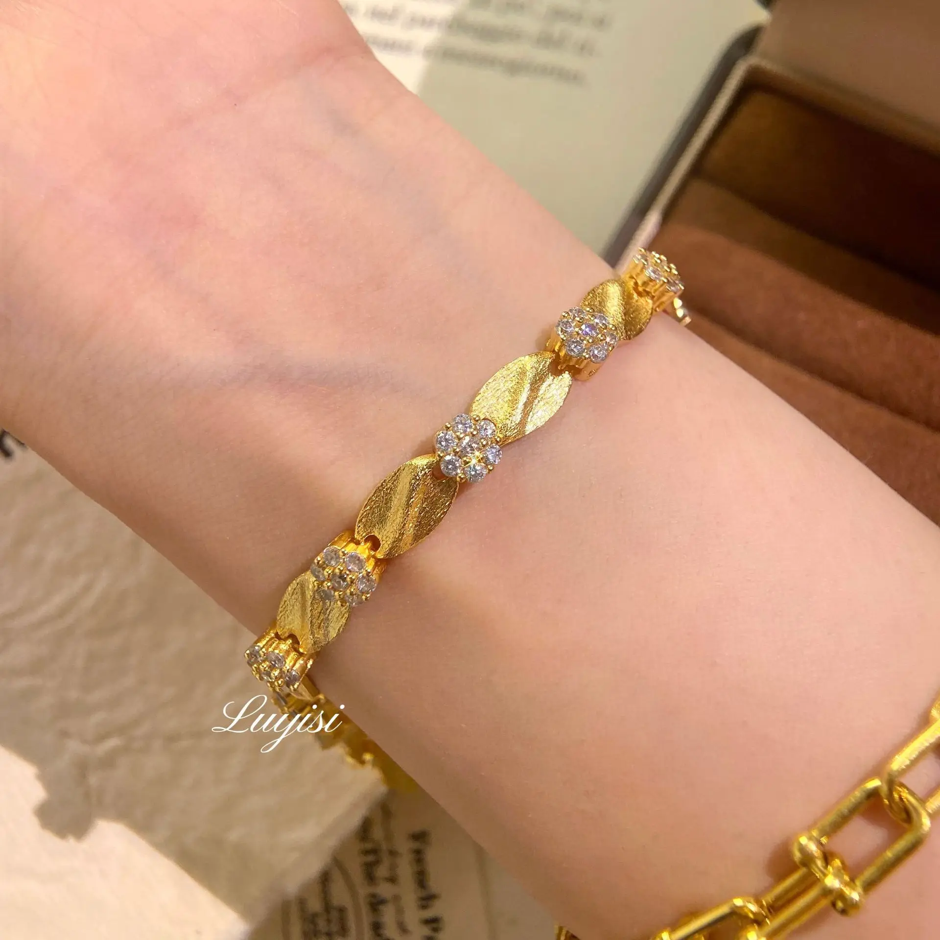 Vintage Gold Plated Bracelet For Women Brushed Texture Flower Cluster CZ Link Bracelet Luxury Retro Adjustable Wrist Jewelry