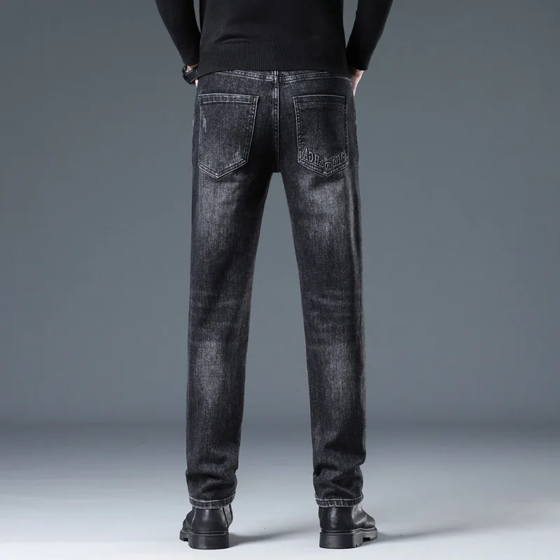 

- модные мужские черные серые джинсы с вышивкой с задним карманом, легкий роскошный модный бренд2025Осенняя элитная европейская версия