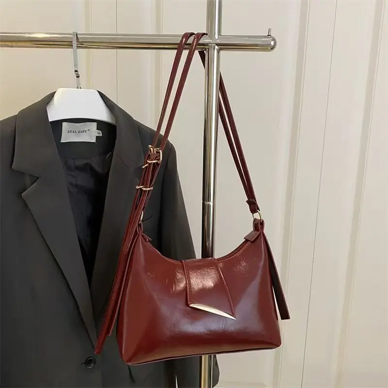 

Casual Hollow Out Straw Tote Bag Designer Letters Weave Handbags Trending Large Capacity Handmade Summer Beach Shoulder Bags