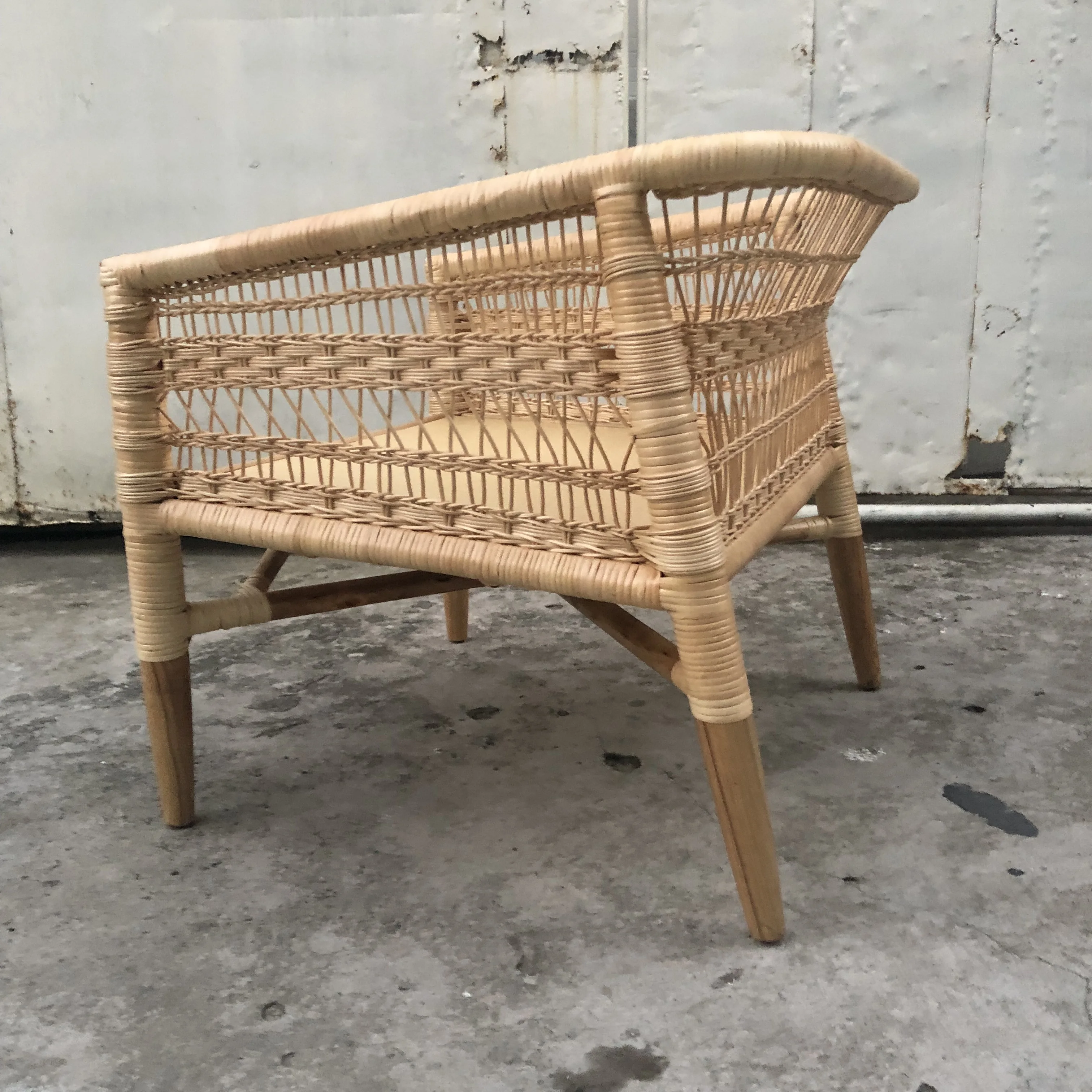 Modern Homestay PE Rattan Single Sofa Chair Outdoor Garden Balcony Leisure Dining Chair Durable Stylish for Home or Office Use