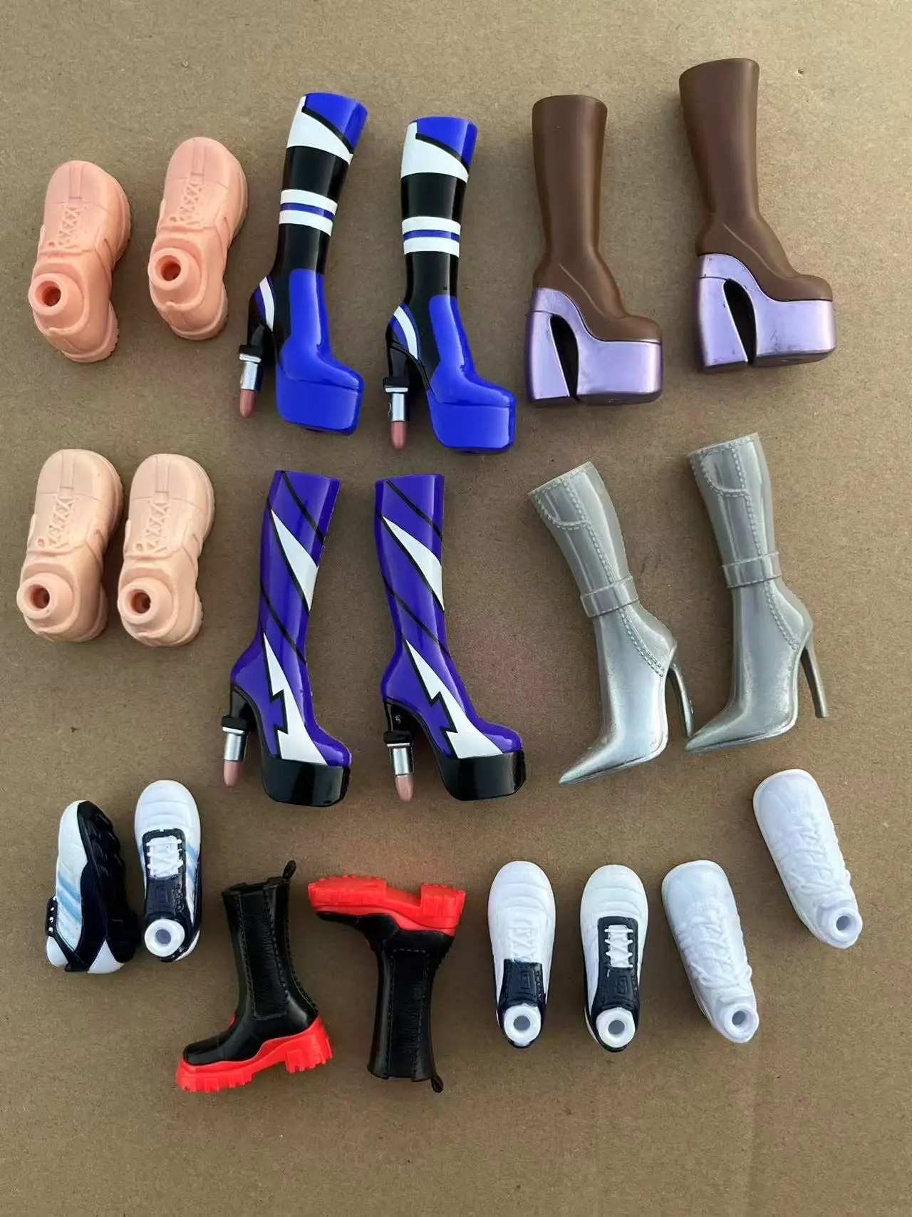 Klassische Tanzpuppe mit dicken High-Heel-Schuhen, Sneakers, bunte Puppenteile, neuartige Dekorationen, Mädchenspielzeug, Geschenk – Detail 8
