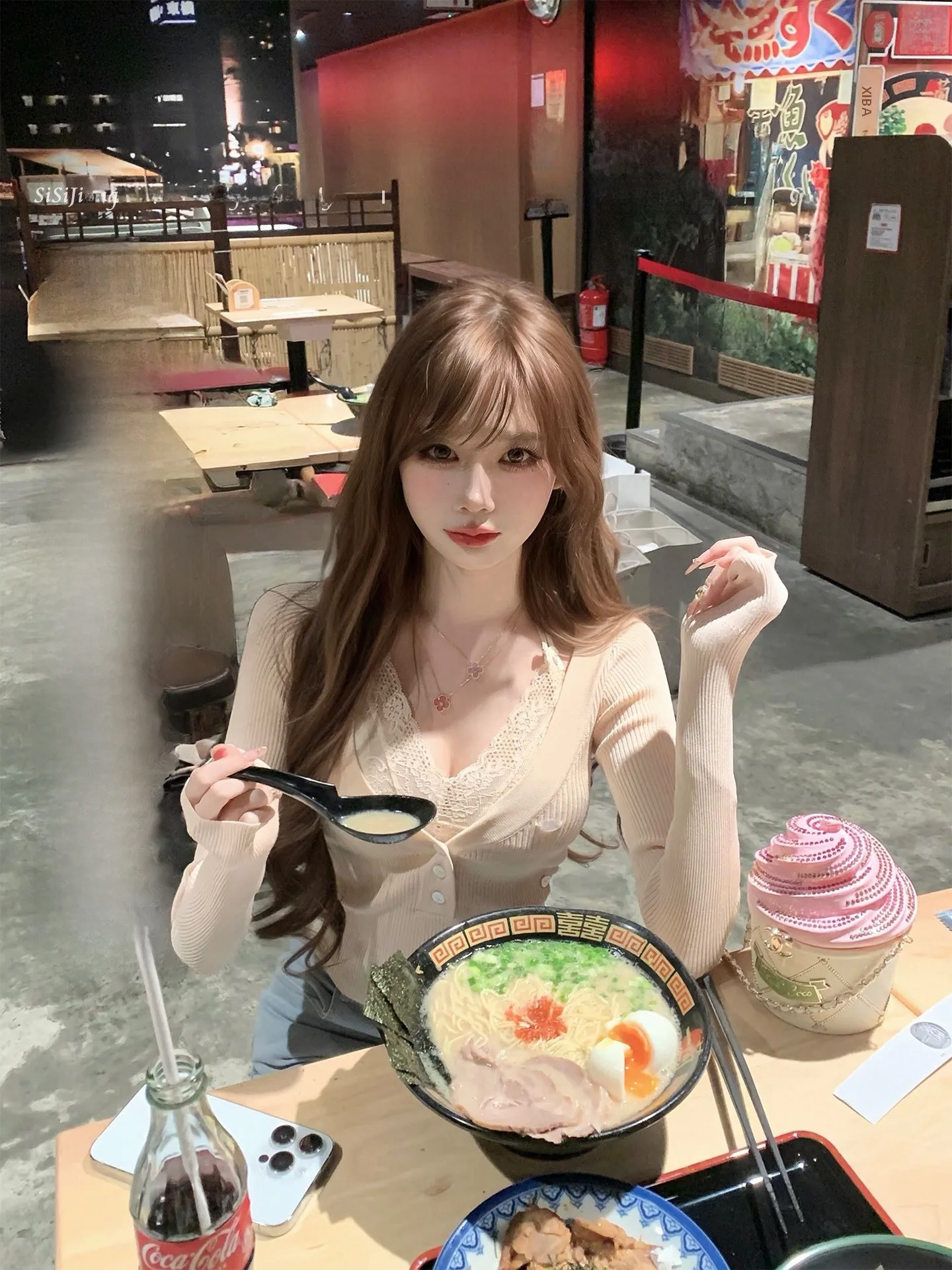 

SISI JIANG White Peach Fuzz Soft Temperament V-neck Waist-cinching Slimming Vertical Knitted Embroidered Base Shirt