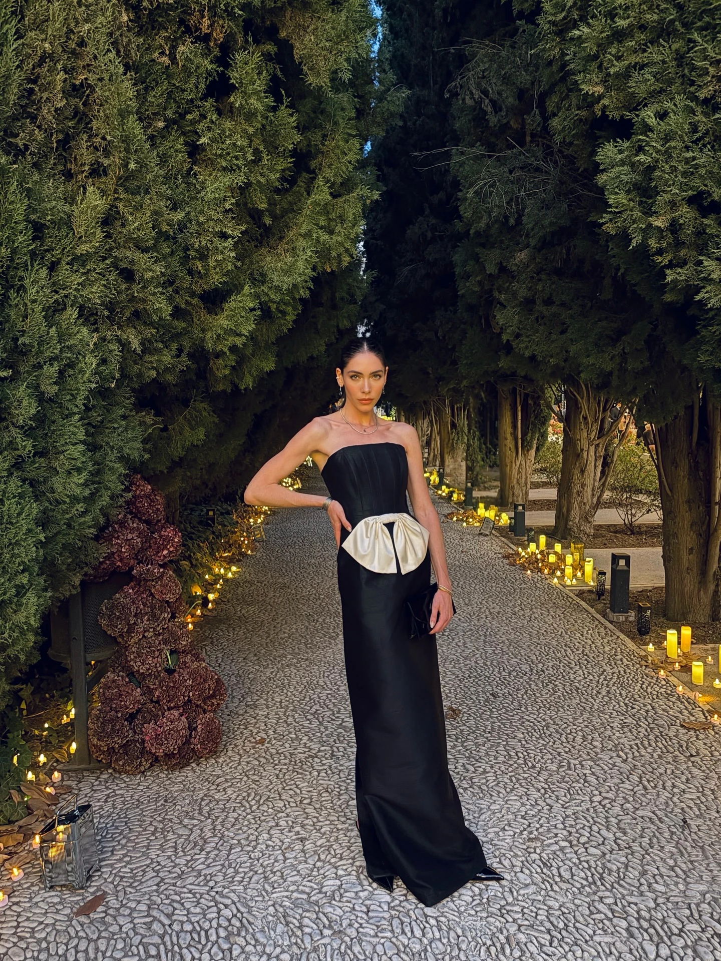 ชุดราตรีสีดำประดับโบว์สีงาช้างขนาดใหญ่ – ชุดเดรสออกงานปี 2025 ชุดเดรสสำหรับแขกในงานแต่งงาน ชุดเดรสงานเลี้ยงค็อกเทลหรูหราผ้าซาติน