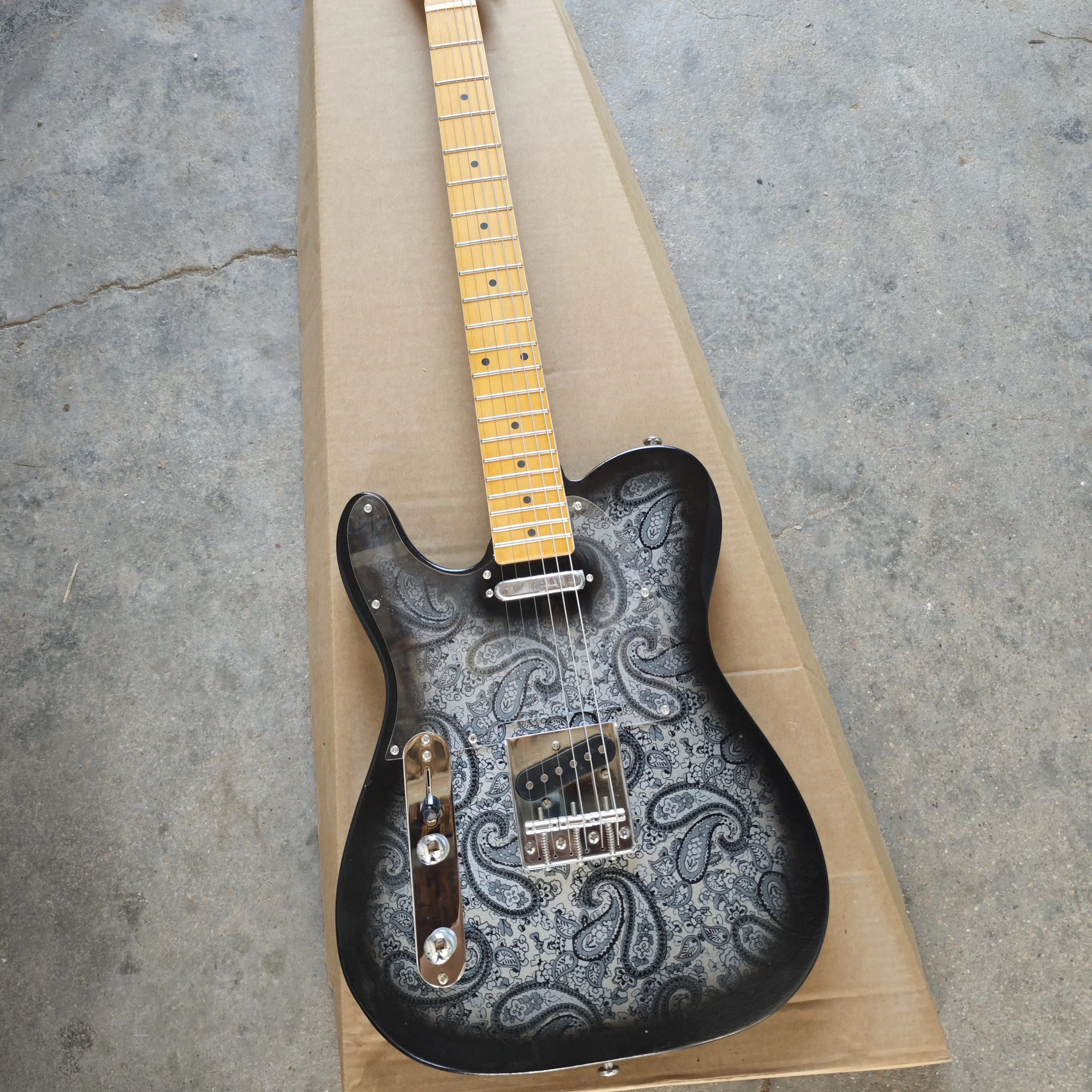 Black-gray printed basswood body and maple neck around the left-handed piano body.