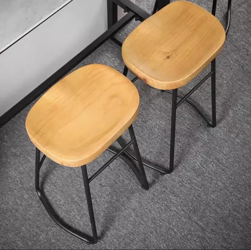 Sedia da bar moderna in legno massello di ferro per uso domestico, sedie da bar creative per il tempo libero, sgabelli alti per negozio di tè al latte, sedie da reception in legno massello