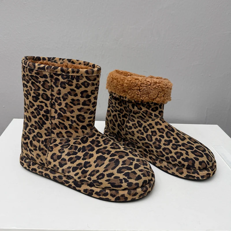 ليوبارد سنو النساء حذاء من الجلد الفراء الشقق أحذية خفيفة أنيقة 2025 شتاء جديد الراحة فستان امرأة الأحذية الدافئة الرياضة Mujer بوتاس