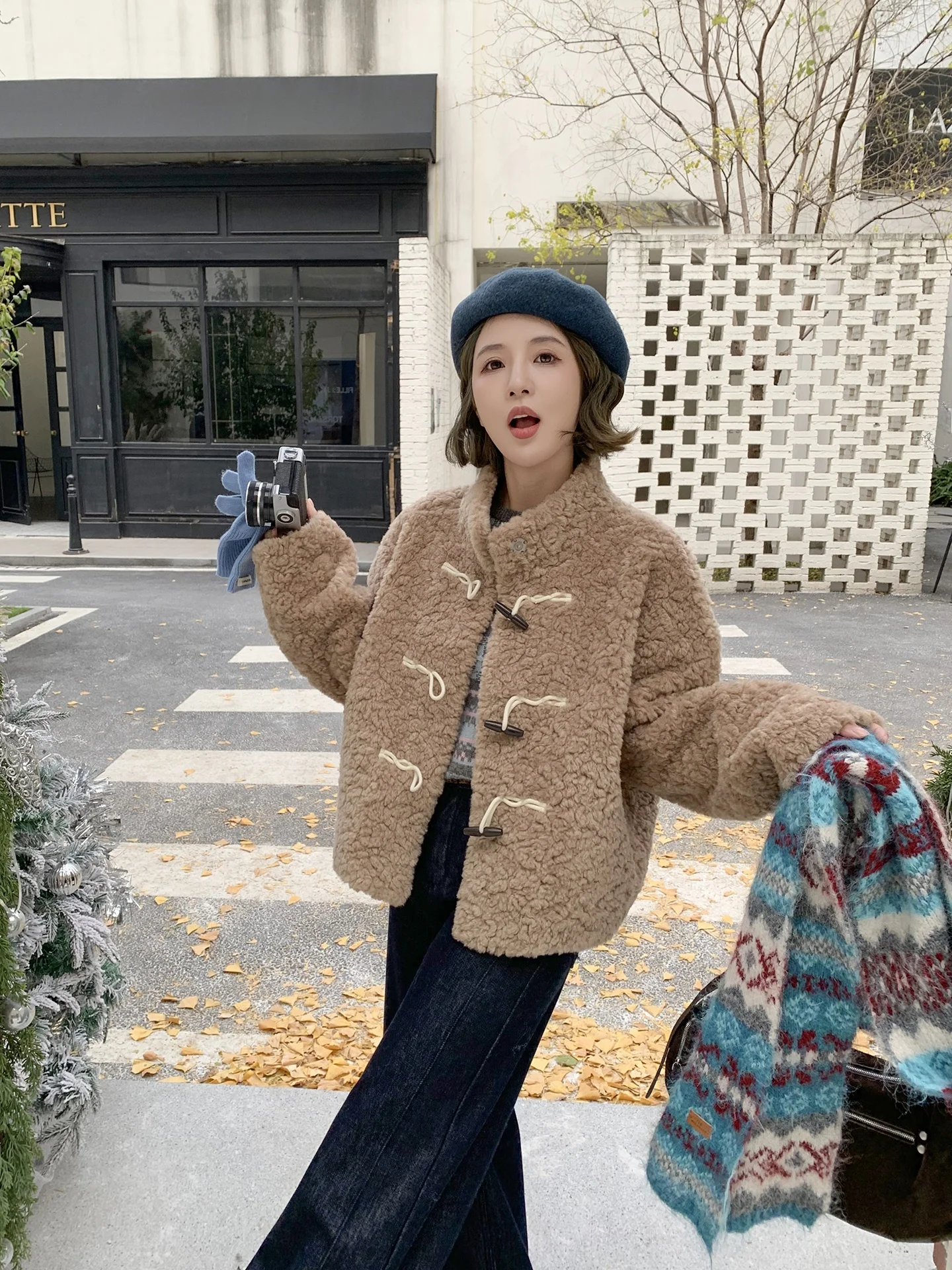 Jaqueta Feminina Coreana ELINS de Couro e Pele Integrados com Gola Alta, Casaco Feminino de Poliéster de Comprimento Médio com Manga Longa