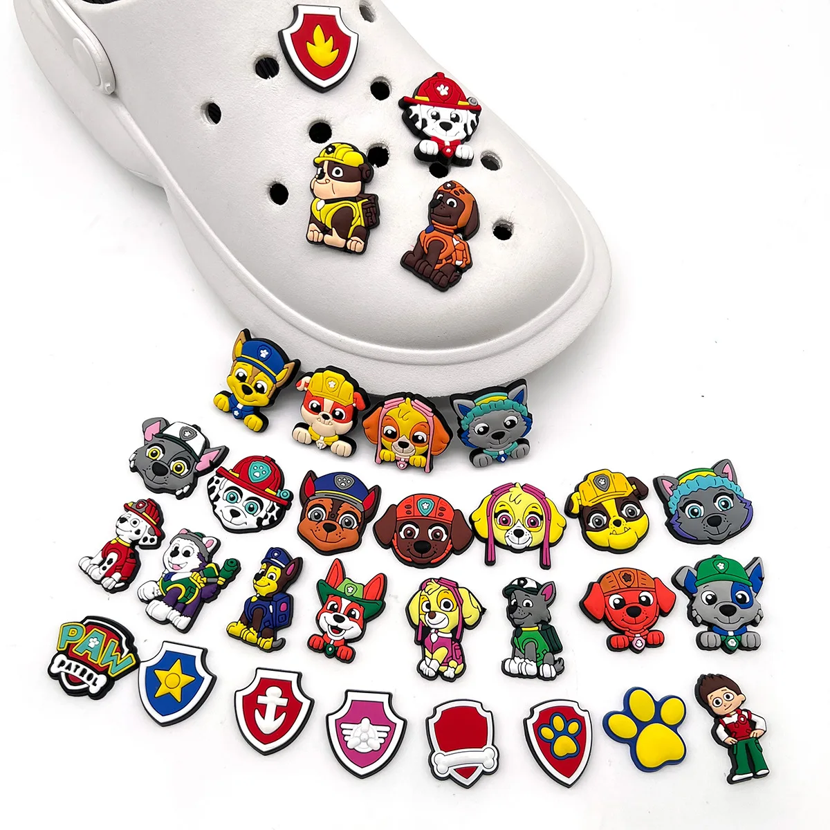 Accesorios de PVC de Paw Patrol, Figuras de Anime de Chase y Skye, Decoraciones para Zapatos, Adornos para Sandalias, Hebillas, Regalos de Navidad para Niños