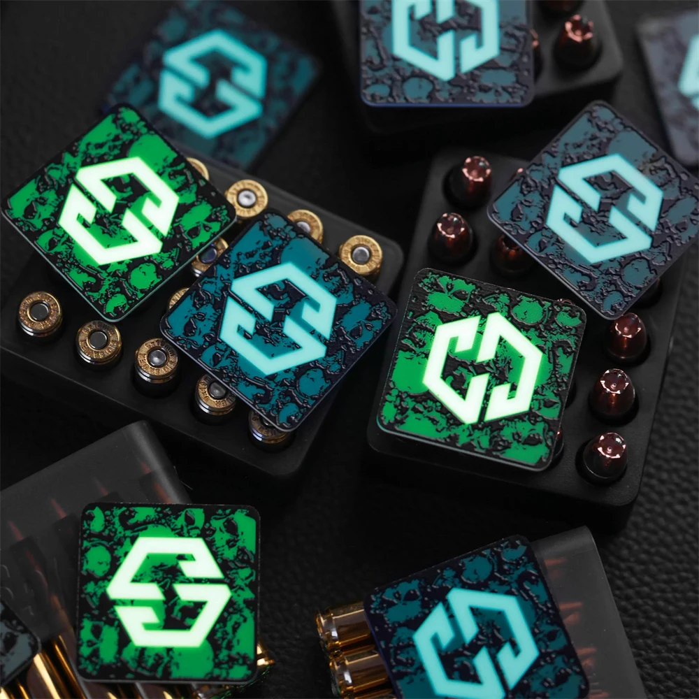 

Светящаяся нашивка с квадратным черепом и скелетом, мини-тактический значок, светящийся в темноте для украшения одежды и рюкзака, 1,5 дюйма