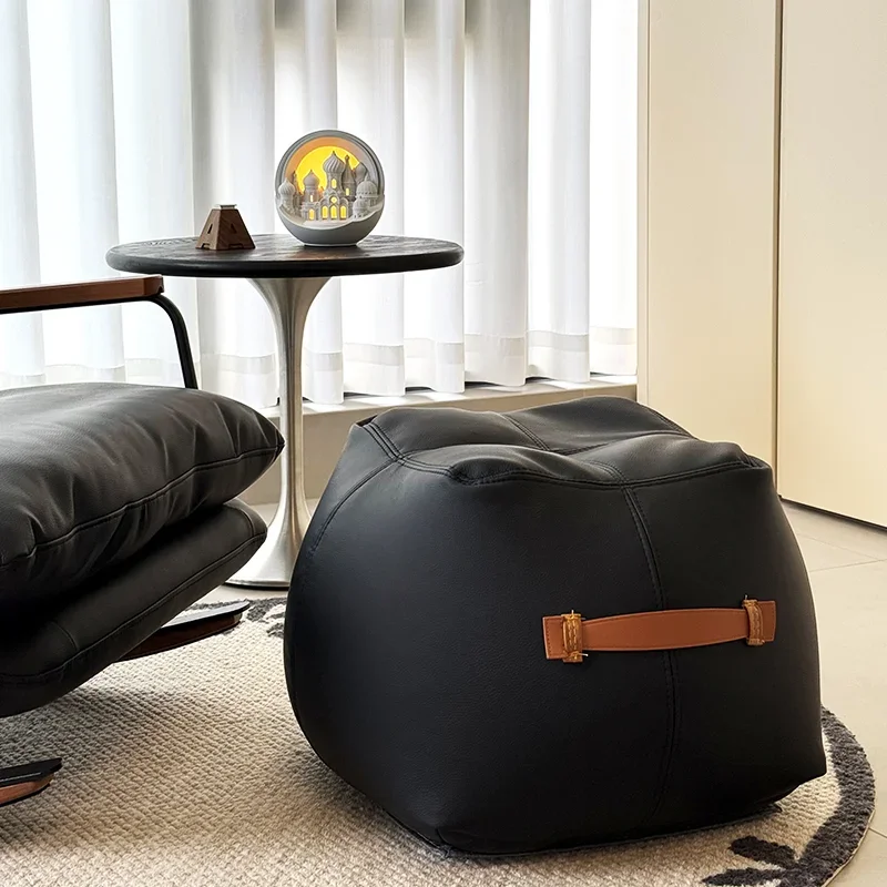 Salon simple et moderne, repose-pieds, tabouret à langer d'entrée, tatami