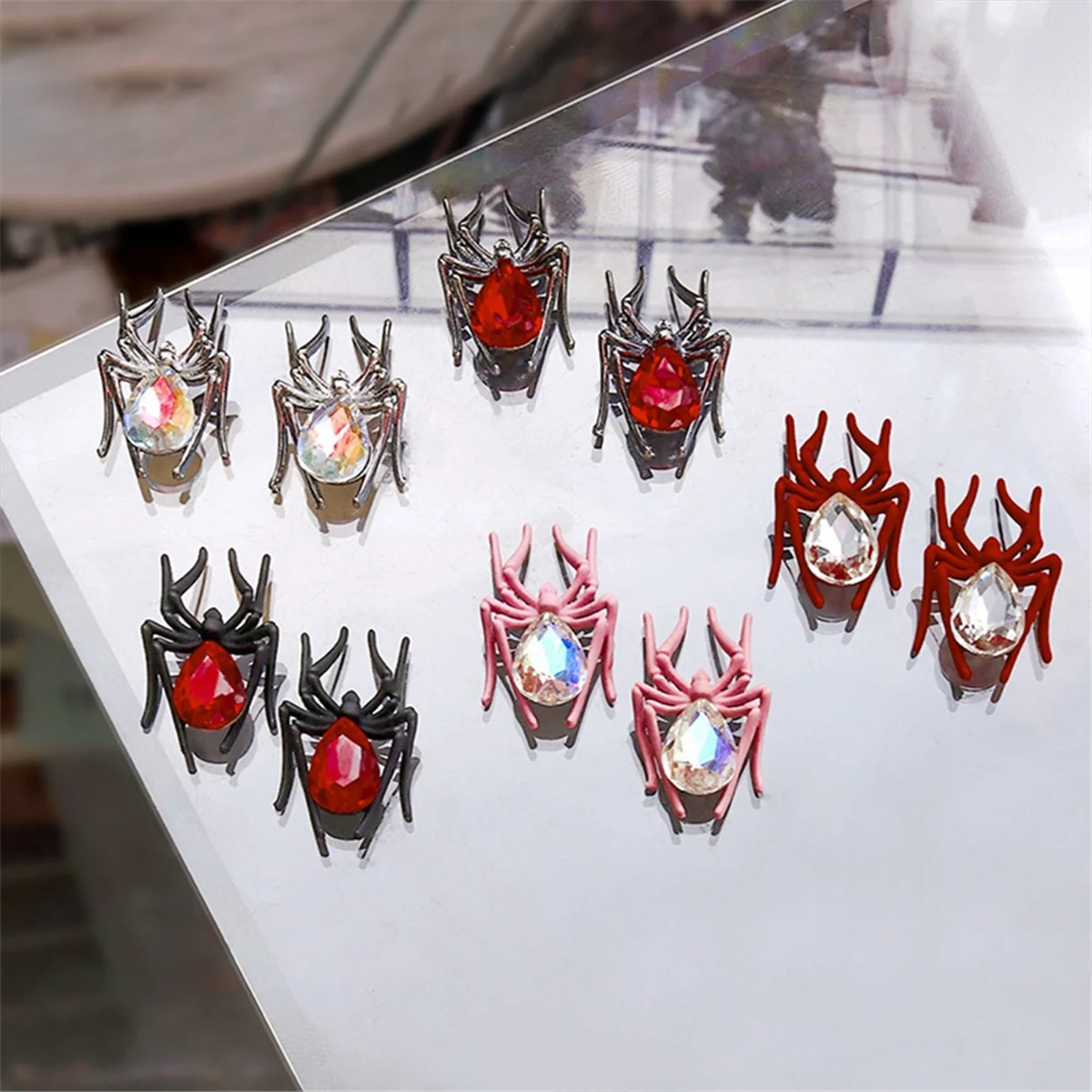 A71P المنتج النهائي الحلي العنكبوتية الرجعية سبيكة رصع مانيكير الديكور المعدني الأسود والأحمر