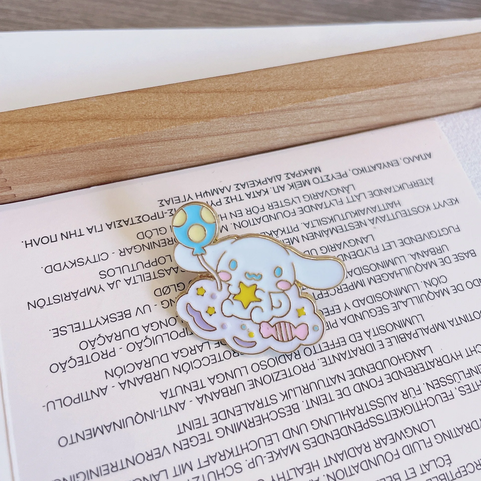 Broche de Sanrio de dibujos animados, insignia de Kuromi Cinnamoroll, Pin para bolsas de ropa, accesorios de mochila para estudiantes, regalos para el Día de los niños