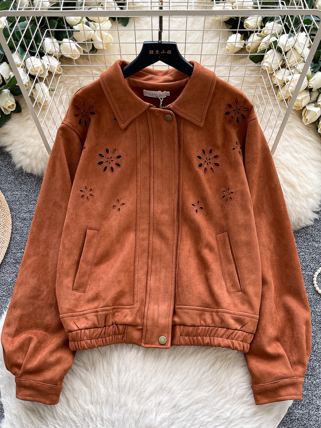 

Коричневый бархатный повседневный женский джинт в стиле ретро с вышивкой из кожи оленя, свободный крой, осень 2025, украшенный полыми цветами