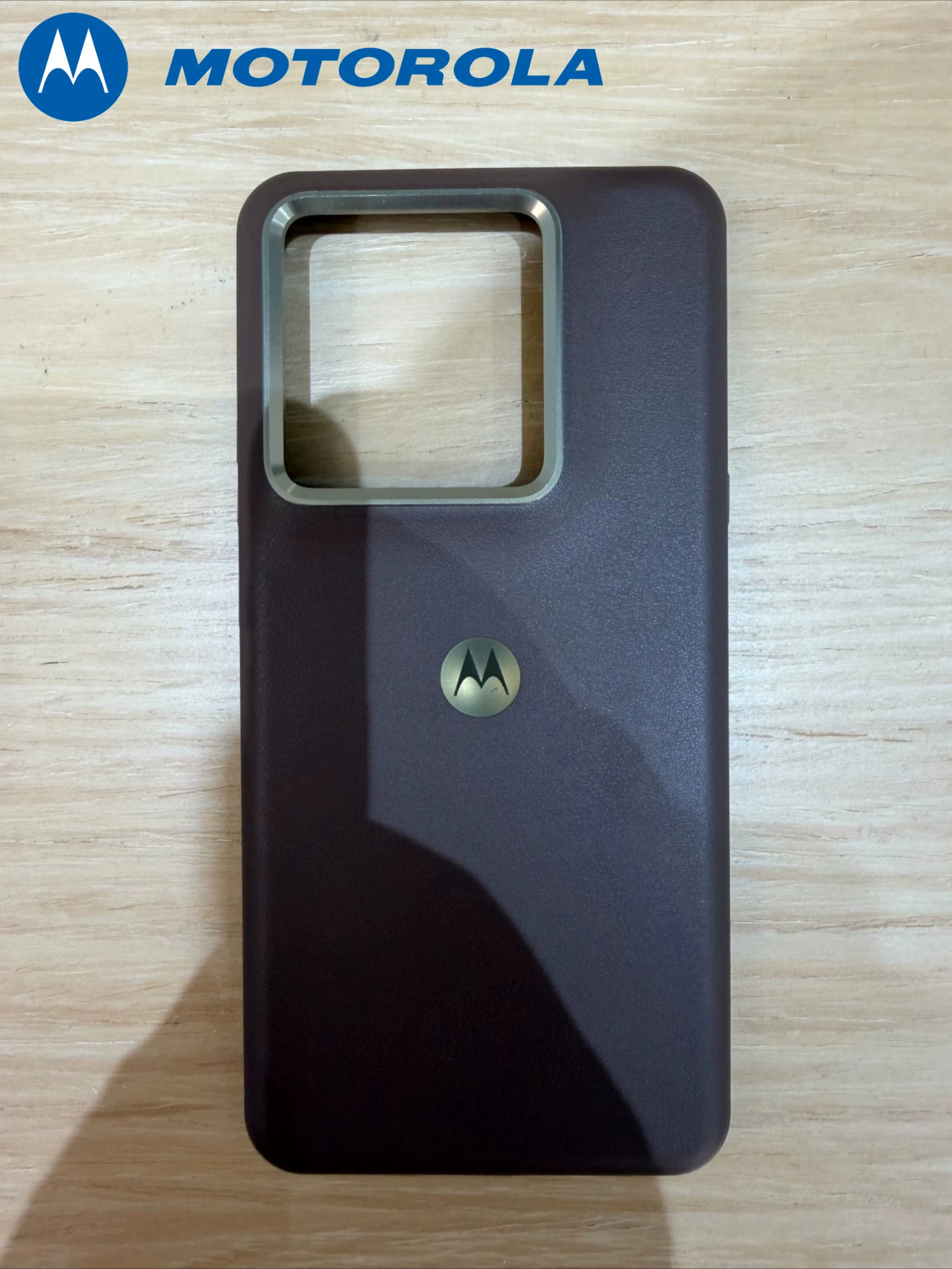 Oryginalne etui Motorola Signature do telefonu MOTO X70 Air Pro, skórzane, z magnetycznym zamknięciem, model XT 2601-1, zapewniające ochronę na wszystkich krawędziach i chroniące przed upadkiem. — zdjęcie produktu 5