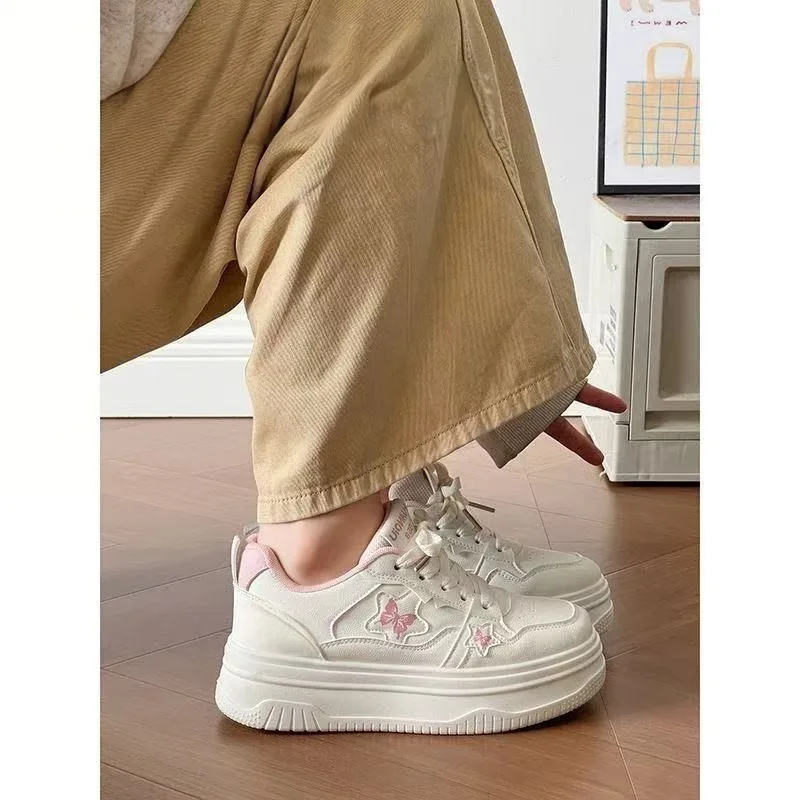 الخريف الساخن النسخة الكورية موضة الاتجاه ستار فراشة حذاء أبيض صغير تنفس الارتفاع زيادة سميكة سوليد حذاء رياضة كاجوال