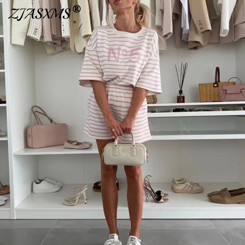 

Повседневная одежда в полоску с круглым вырезом и буквенным принтом, летняя футболка, топ + шорты, костюм из двух предметов, богемные женские комплекты с свободными карманами и половиной рукава