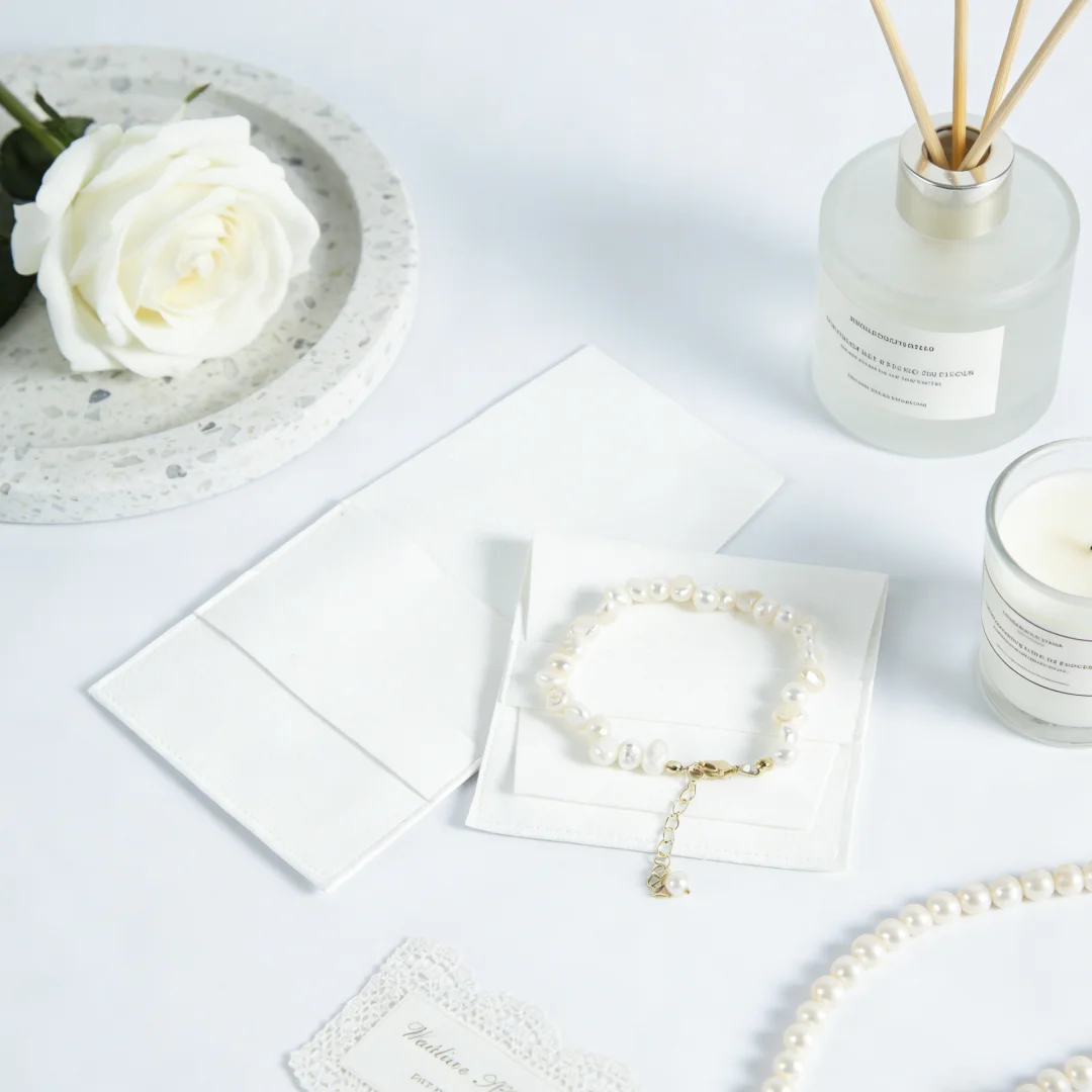 

Набор из 5 микрофибровых мешочков-конвертов с завязками для хранения и упаковки колец, серег, браслетов, ожерелий, кулонов, а также для подарочной упаковки