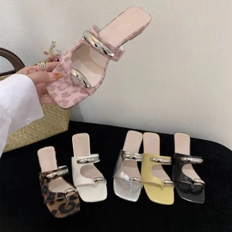 Women Summer Slippers Ladies Sandals Metal Decor Thong Flip Flop Low Heel Shoes Woman Outdoor Sweet Sandals Female Plus Size