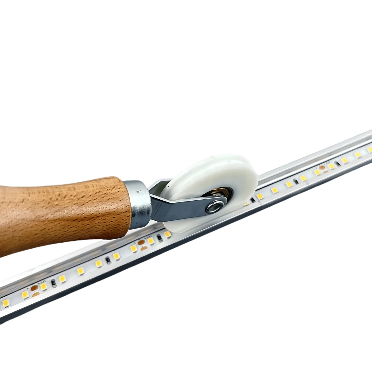 

Пластиковый роликовый инструмент с деревянной ручкой для установки светодиодных лент в алюминиевом диффузоре и крепления крышки ПК для сжатия