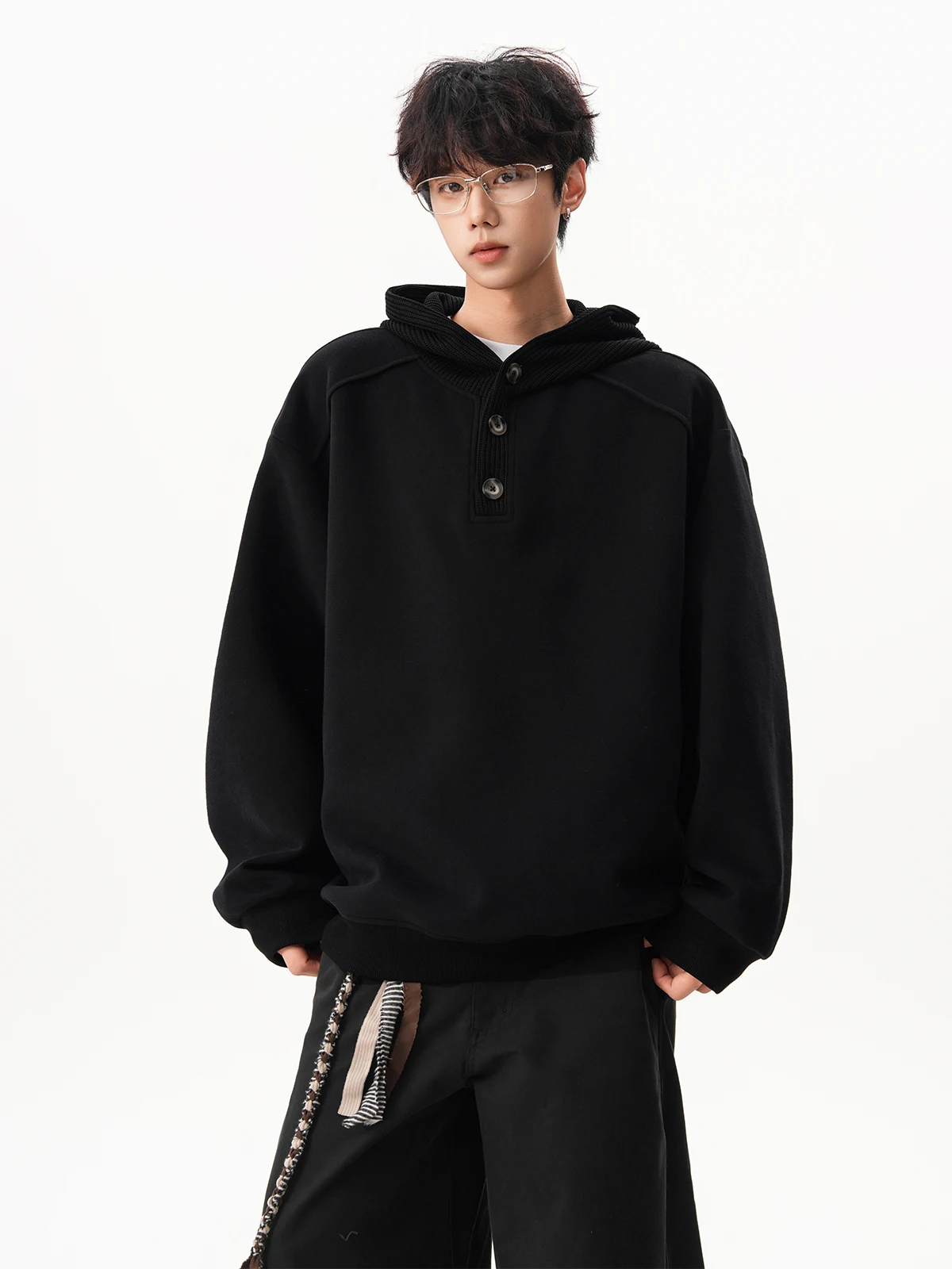 2025 الربيع والخريف جديد الرجال محبوك رمادي بسيط مقنعين البلوز النمط الأمريكي الرجعية فضفاض بلوزة سوداء غير رسمية #4