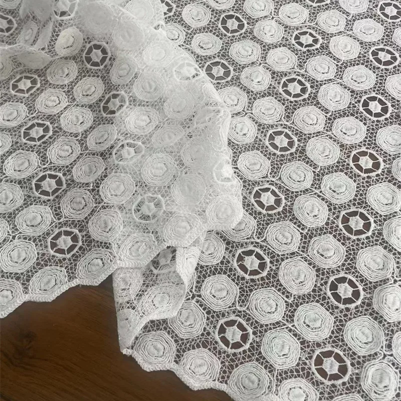 新しい白い幾何学模様の水溶性刺繍3dフローラルレース生地、ドレス、トップス、スカート、ガウン用、水溶性衣料素材