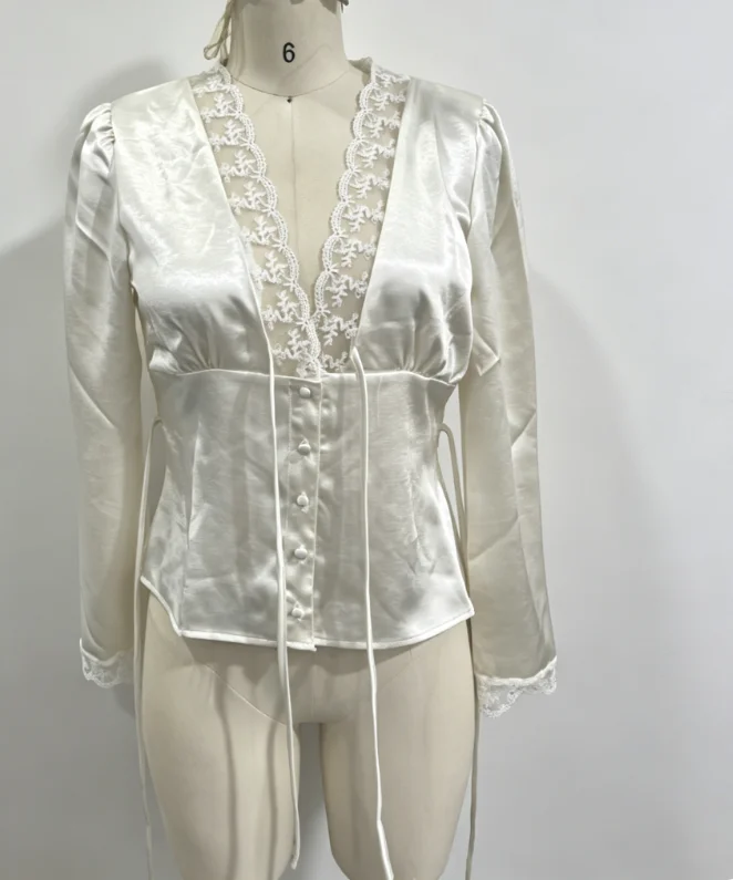 Elegante Damenbluse aus Satin mit Spitzenbesatz, modische Puffärmel, tiefer V-Ausschnitt, Schnürung vorne, Knopfleiste, stilvolles Outfit für Party, Date oder Club. – Detail 3