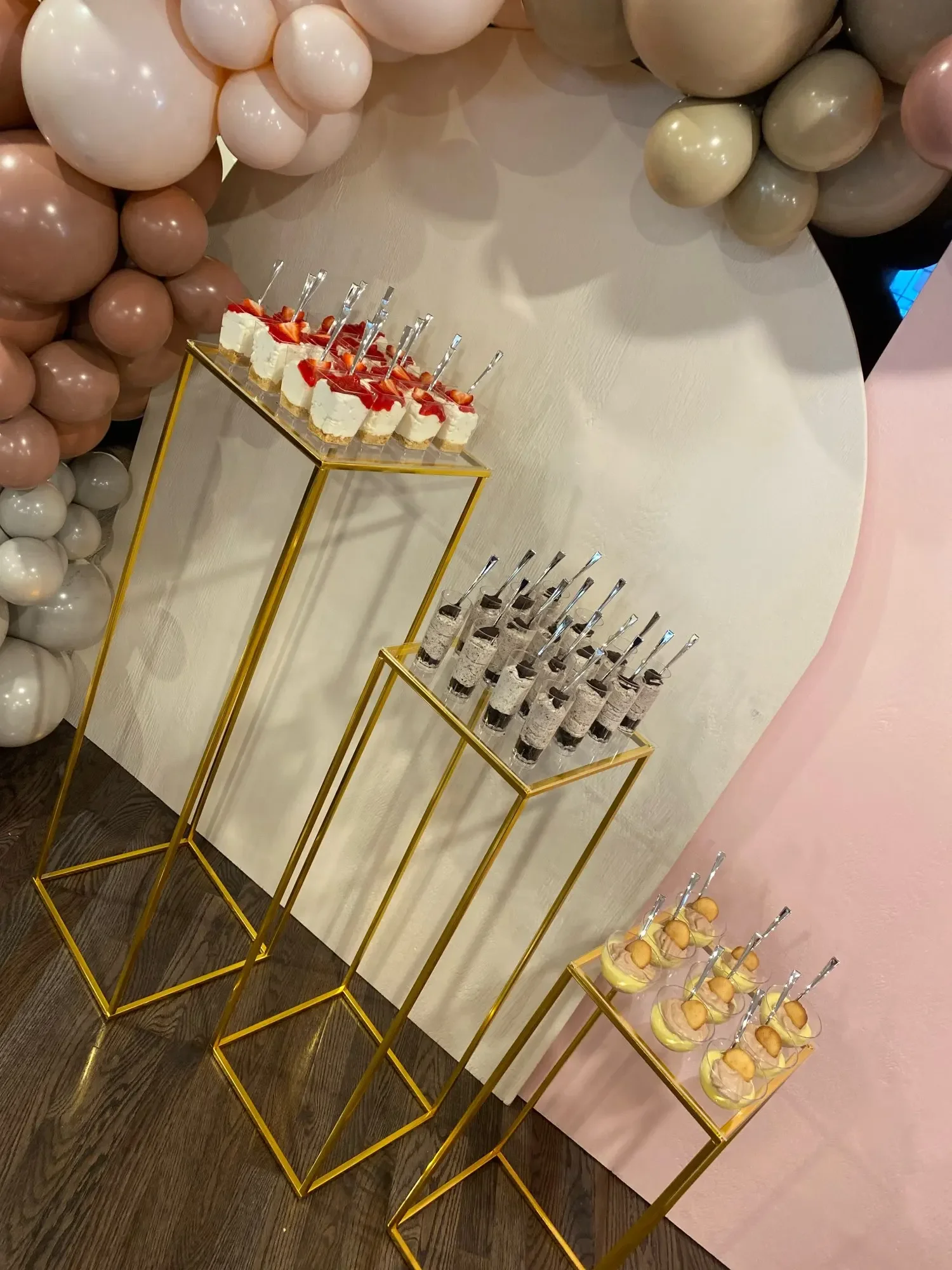 Glänzender goldener sechseckiger Bogen für den Außenbereich, Rasen-Blumenständer, Eisenrahmen, Hochzeits- und Party-Hintergrundrequisiten, Werbetafel, Ballons, Kulisse – Detail 11