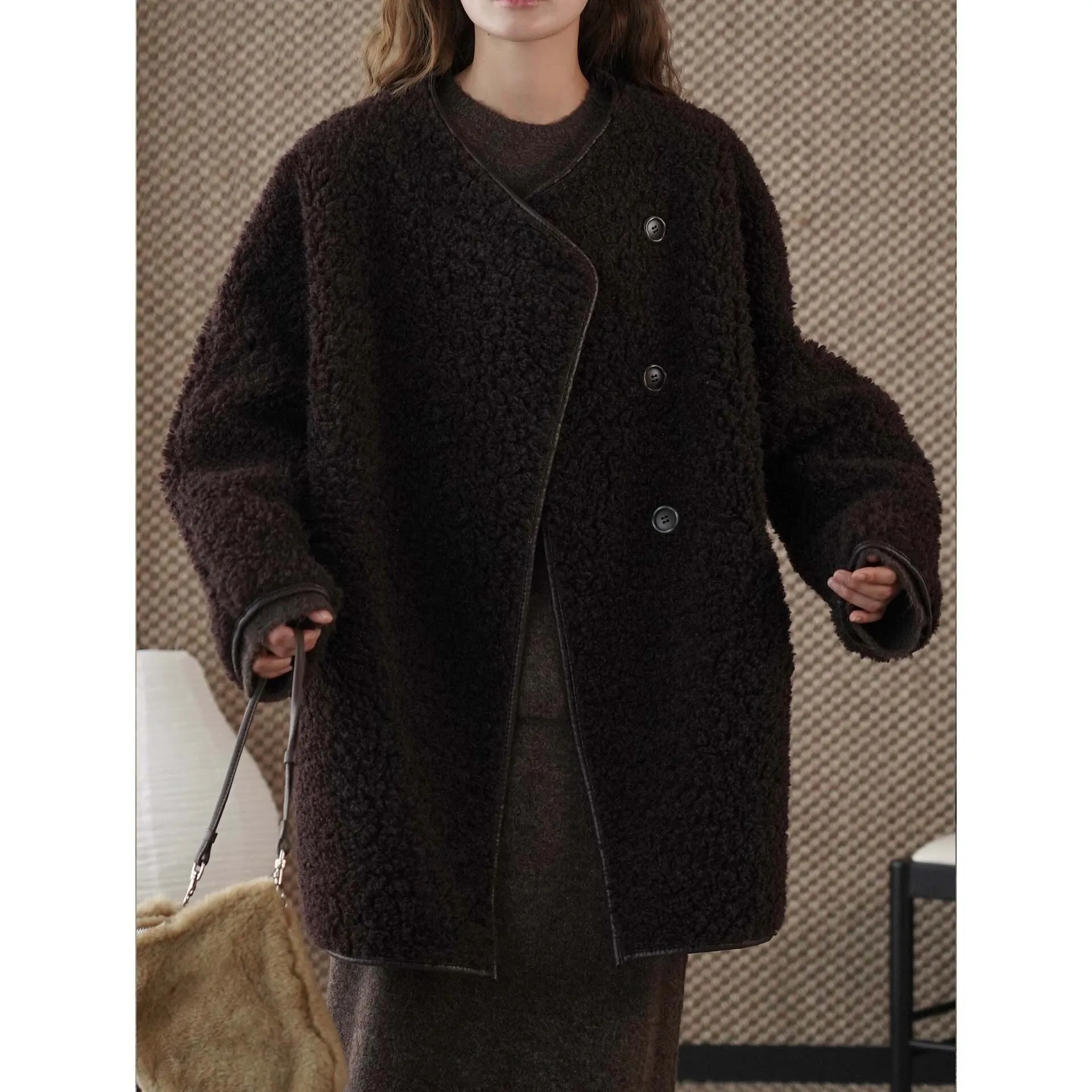Abrigo de lana suelto de cordero de felpa con diseño de botones y tapeta diagonal de invierno para mujer