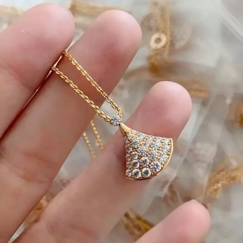 

Exquisite Full Diamond Small Skirt Necklace, Women's Thick Plated Fashionable Temperament, Light Luxury Versatile Necklace